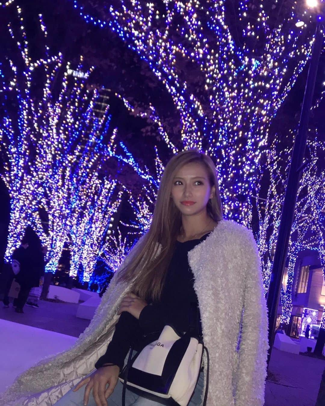 越川真美さんのインスタグラム写真 - (越川真美Instagram)「𝒞𝒽𝓇𝒾𝓈𝓉𝓂𝒶𝓈…❄☃. . . この時期になると街がイルミネーションだらけで綺麗〜🥺🥺❄ #クリスマス #イルミネーション ##christmas #illumination #instafashion  #instapic #code #instagramers  #makeup #make #instastyles」12月15日 17時18分 - koshikawamami