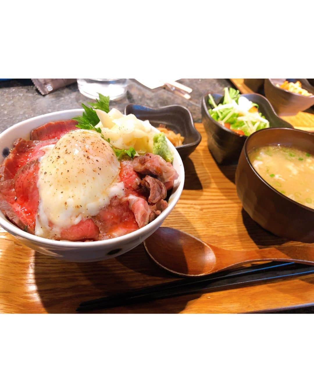 西村季里子さんのインスタグラム写真 - (西村季里子Instagram)「・ 先月からほぼ毎日外食してる🐷 お腹すいてなくても食べてる🐷 さすがに大変なことになった🐖🐖🐖 12月も予定で埋まっている〜 年末年始も実家で食べるだろうな〜〜 そして来月は誕生日…👸🏻🍓 エステに通おうか本気で悩む… #外食#デブエット#師走#仕方ないという甘え #毎日外食#食べることが幸せ #ダイエット#痩せたい#エステ #ジム#ホットヨガ#食事制限#は無理 #宅トレ#follow#followｍe」12月15日 17時29分 - kiriko_nishimura