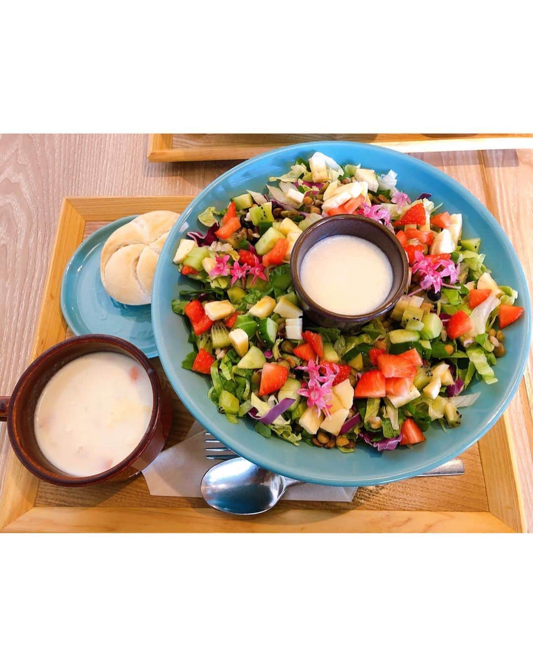 西村季里子さんのインスタグラム写真 - (西村季里子Instagram)「・ 先月からほぼ毎日外食してる🐷 お腹すいてなくても食べてる🐷 さすがに大変なことになった🐖🐖🐖 12月も予定で埋まっている〜 年末年始も実家で食べるだろうな〜〜 そして来月は誕生日…👸🏻🍓 エステに通おうか本気で悩む… #外食#デブエット#師走#仕方ないという甘え #毎日外食#食べることが幸せ #ダイエット#痩せたい#エステ #ジム#ホットヨガ#食事制限#は無理 #宅トレ#follow#followｍe」12月15日 17時29分 - kiriko_nishimura