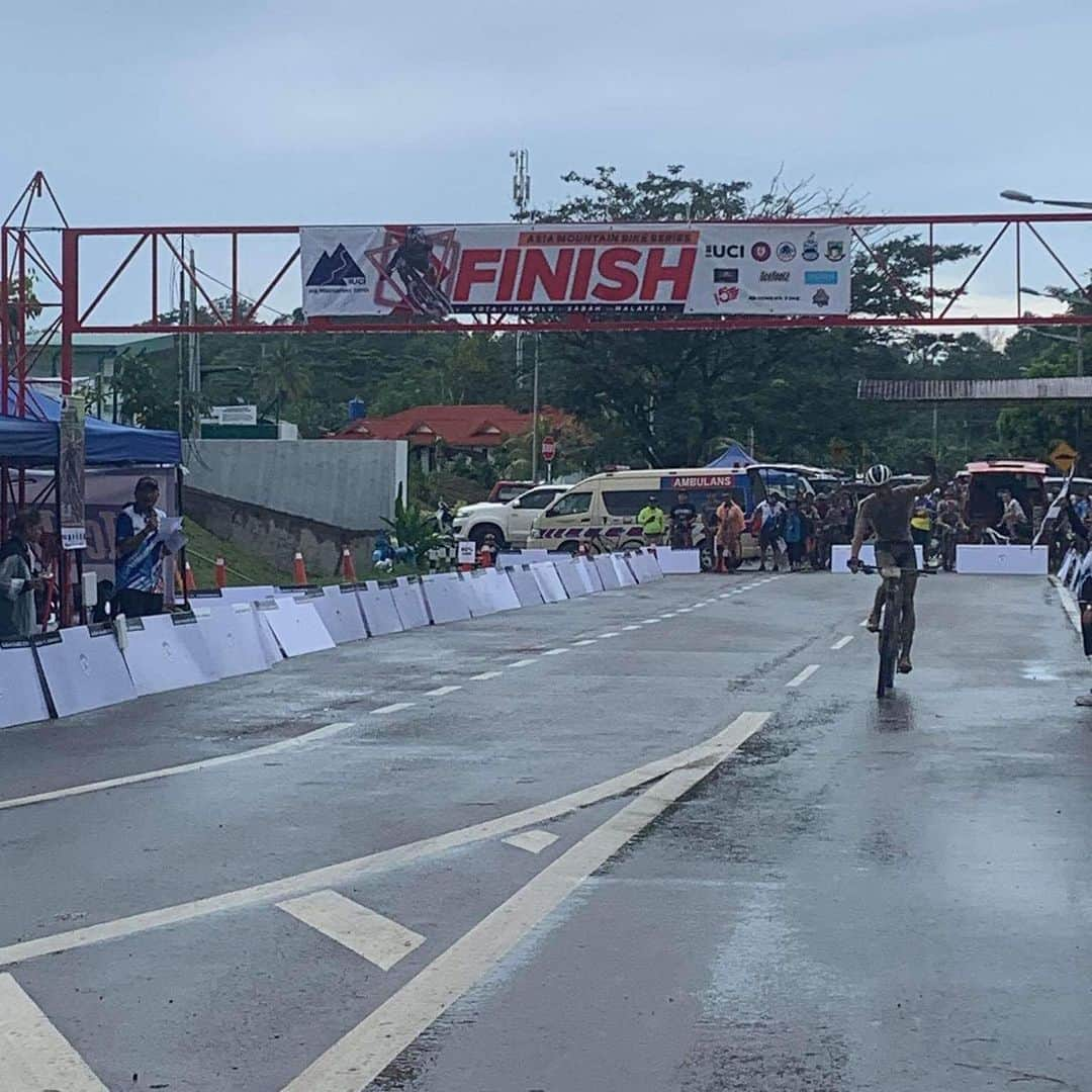 山本幸平さんのインスタグラム写真 - (山本幸平Instagram)「Great day here in Kotakinabal Malaysia. Take a win with super muddy course. #dreamseekermtbracingteam @cannondalejapan @fabric_jpn @daiken_corporation @teamdaito @bikeranch @maxxisbike @oakleyjapan @tokachimainichi #アルムシステム #日本写真判定株式会社 @hokuo_knot #北王コンサルタント#開西病院 #スポーツ医科歯科研究会 @wavenyan @shimano_cycling_japan #ergomotionch @abe.shokai @thule #マグオン #enemoti @mizutanibicycle @stansnotubes @esigrips @cycliq #fightwithlefty #スポーツアロマコンディショニング @tcs_international @solestarjapan @team_nippon photo: @mashunmtbrider」12月15日 17時26分 - kohey55