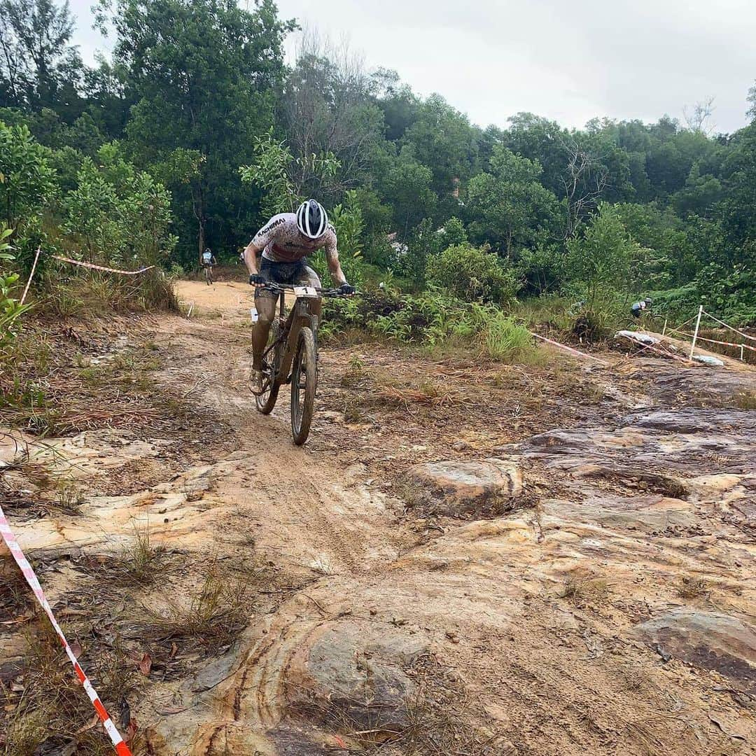 山本幸平さんのインスタグラム写真 - (山本幸平Instagram)「Great day here in Kotakinabal Malaysia. Take a win with super muddy course. #dreamseekermtbracingteam @cannondalejapan @fabric_jpn @daiken_corporation @teamdaito @bikeranch @maxxisbike @oakleyjapan @tokachimainichi #アルムシステム #日本写真判定株式会社 @hokuo_knot #北王コンサルタント#開西病院 #スポーツ医科歯科研究会 @wavenyan @shimano_cycling_japan #ergomotionch @abe.shokai @thule #マグオン #enemoti @mizutanibicycle @stansnotubes @esigrips @cycliq #fightwithlefty #スポーツアロマコンディショニング @tcs_international @solestarjapan @team_nippon photo: @mashunmtbrider」12月15日 17時26分 - kohey55