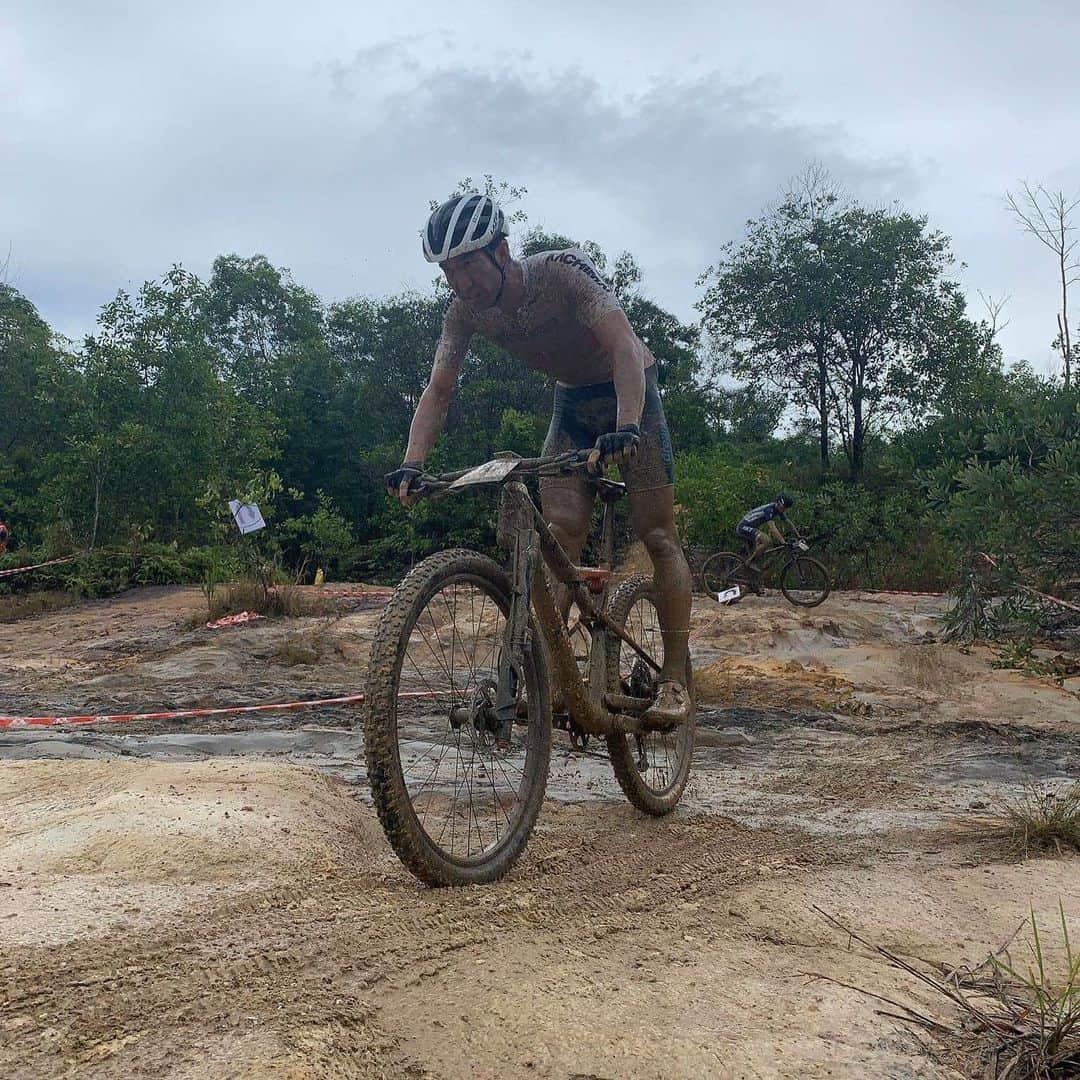 山本幸平さんのインスタグラム写真 - (山本幸平Instagram)「Great day here in Kotakinabal Malaysia. Take a win with super muddy course. #dreamseekermtbracingteam @cannondalejapan @fabric_jpn @daiken_corporation @teamdaito @bikeranch @maxxisbike @oakleyjapan @tokachimainichi #アルムシステム #日本写真判定株式会社 @hokuo_knot #北王コンサルタント#開西病院 #スポーツ医科歯科研究会 @wavenyan @shimano_cycling_japan #ergomotionch @abe.shokai @thule #マグオン #enemoti @mizutanibicycle @stansnotubes @esigrips @cycliq #fightwithlefty #スポーツアロマコンディショニング @tcs_international @solestarjapan @team_nippon photo: @mashunmtbrider」12月15日 17時26分 - kohey55