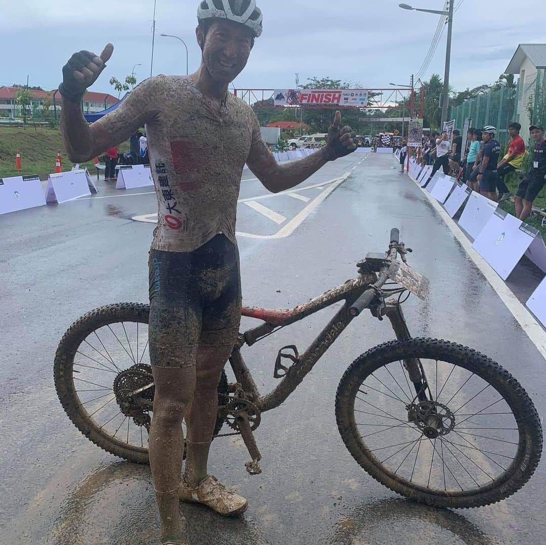 山本幸平さんのインスタグラム写真 - (山本幸平Instagram)「Great day here in Kotakinabal Malaysia. Take a win with super muddy course. #dreamseekermtbracingteam @cannondalejapan @fabric_jpn @daiken_corporation @teamdaito @bikeranch @maxxisbike @oakleyjapan @tokachimainichi #アルムシステム #日本写真判定株式会社 @hokuo_knot #北王コンサルタント#開西病院 #スポーツ医科歯科研究会 @wavenyan @shimano_cycling_japan #ergomotionch @abe.shokai @thule #マグオン #enemoti @mizutanibicycle @stansnotubes @esigrips @cycliq #fightwithlefty #スポーツアロマコンディショニング @tcs_international @solestarjapan @team_nippon photo: @mashunmtbrider」12月15日 17時26分 - kohey55