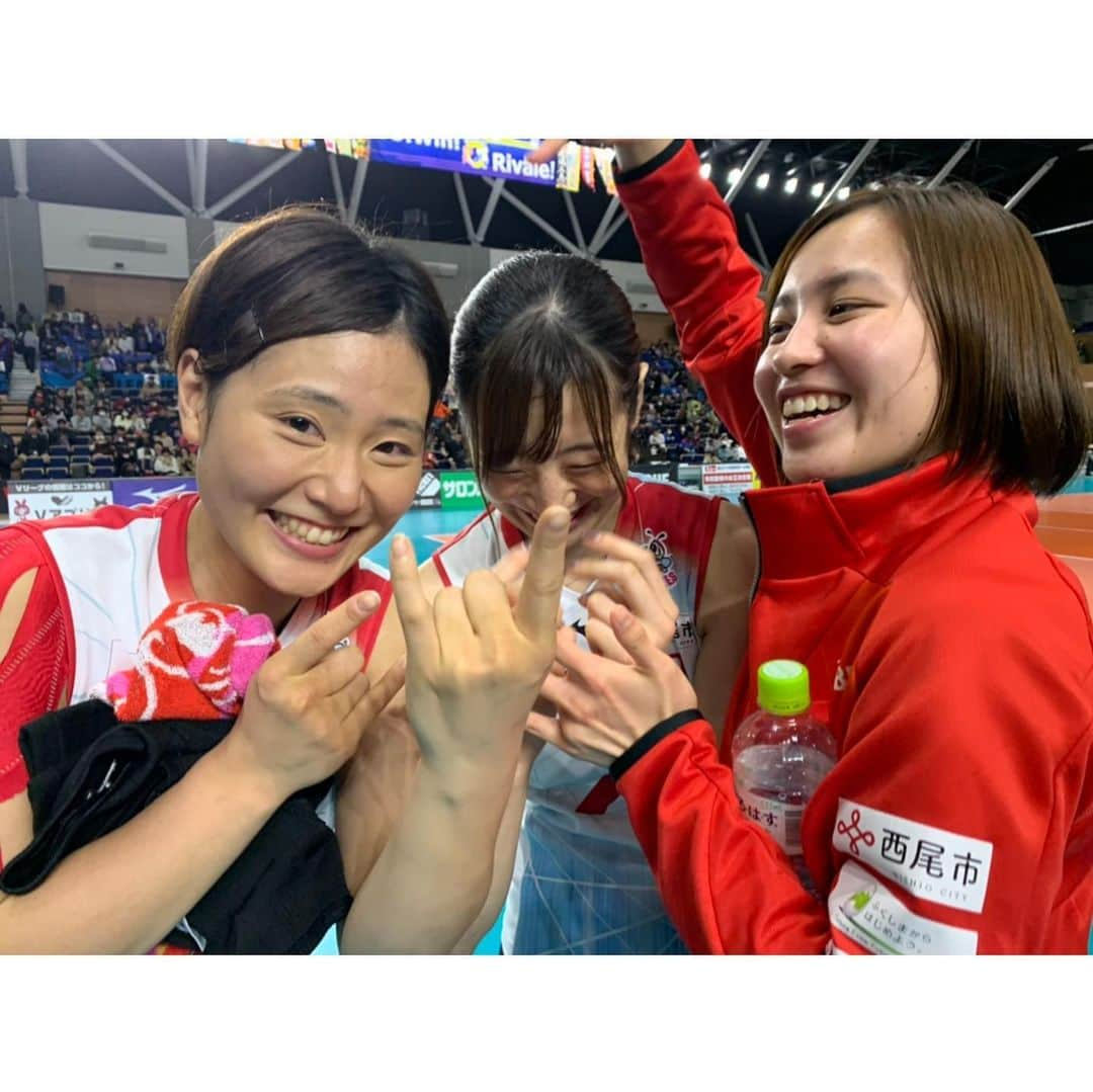 早坂梢依さんのインスタグラム写真 - (早坂梢依Instagram)「14勝目🐝⭐️ 水戸大会もたくさんの応援ありがとうございました♩ 試合中に観客席から私たちの応援を見て笑ってるのんとか聞こえてきてます！ありがとうございます！笑 9割試合1割応援でいいので是非これからもたまに見て楽しんでください😇笑 . ゆりえお誕生日おめでとう❤️ ちなみにわたしのパパも。 ちなみに古学の監督の岡崎先生も。 ちなみに新木優子も❤️ メンツ濃ゆすぎ。😘 . 控えめに言って #川井さん最高 . 来週の岡山大会も頑張ります！！！ . #densoairybees #volleyball #Vリーグはバレーだよ #久光製薬スプリングス さん #あいり顔隠してくるのやめい😑 @tahara_airi」12月15日 17時30分 - kozue_hayasaka