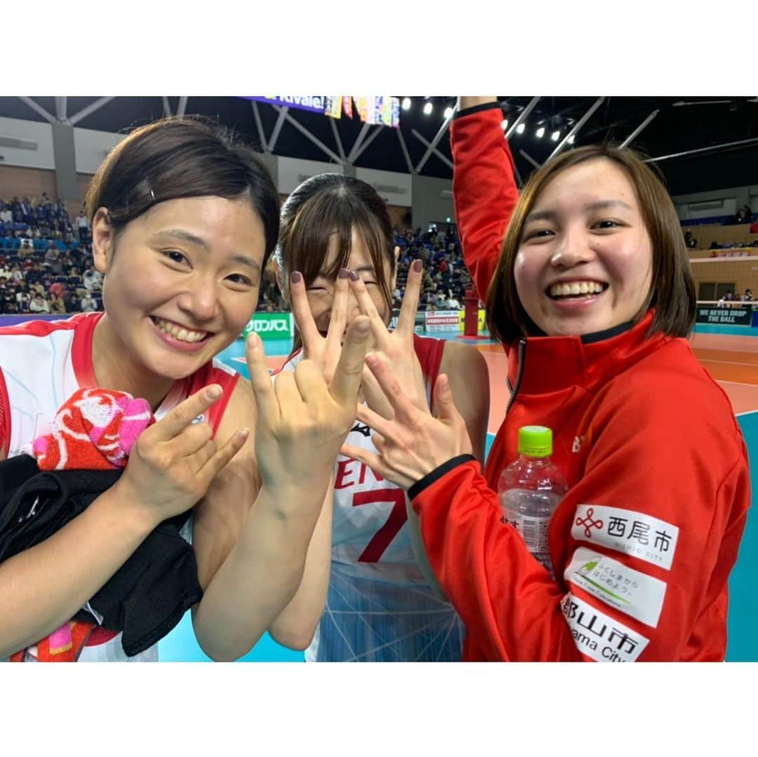 早坂梢依さんのインスタグラム写真 - (早坂梢依Instagram)「14勝目🐝⭐️ 水戸大会もたくさんの応援ありがとうございました♩ 試合中に観客席から私たちの応援を見て笑ってるのんとか聞こえてきてます！ありがとうございます！笑 9割試合1割応援でいいので是非これからもたまに見て楽しんでください😇笑 . ゆりえお誕生日おめでとう❤️ ちなみにわたしのパパも。 ちなみに古学の監督の岡崎先生も。 ちなみに新木優子も❤️ メンツ濃ゆすぎ。😘 . 控えめに言って #川井さん最高 . 来週の岡山大会も頑張ります！！！ . #densoairybees #volleyball #Vリーグはバレーだよ #久光製薬スプリングス さん #あいり顔隠してくるのやめい😑 @tahara_airi」12月15日 17時30分 - kozue_hayasaka