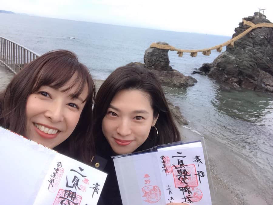 森美紅のインスタグラム：「先日#お伊勢参り に出掛けてきました！そして#御朱印ガール デビューしました😳 旅の思い出にもなるし、それぞれ神社や人によっても個性があるから面白い~！ 極めたくなるタイプなので、御朱印早く集めたくてウズウズしてますが😂ゆっくり、ゆっくり集めていきたいと思います😂笑  #伊勢神宮 #夫婦岩 #外宮 #内宮 #猿田彦神社 #おかげ横丁 #御朱印 #御朱印帳 #令和の御朱印 #森美紅」