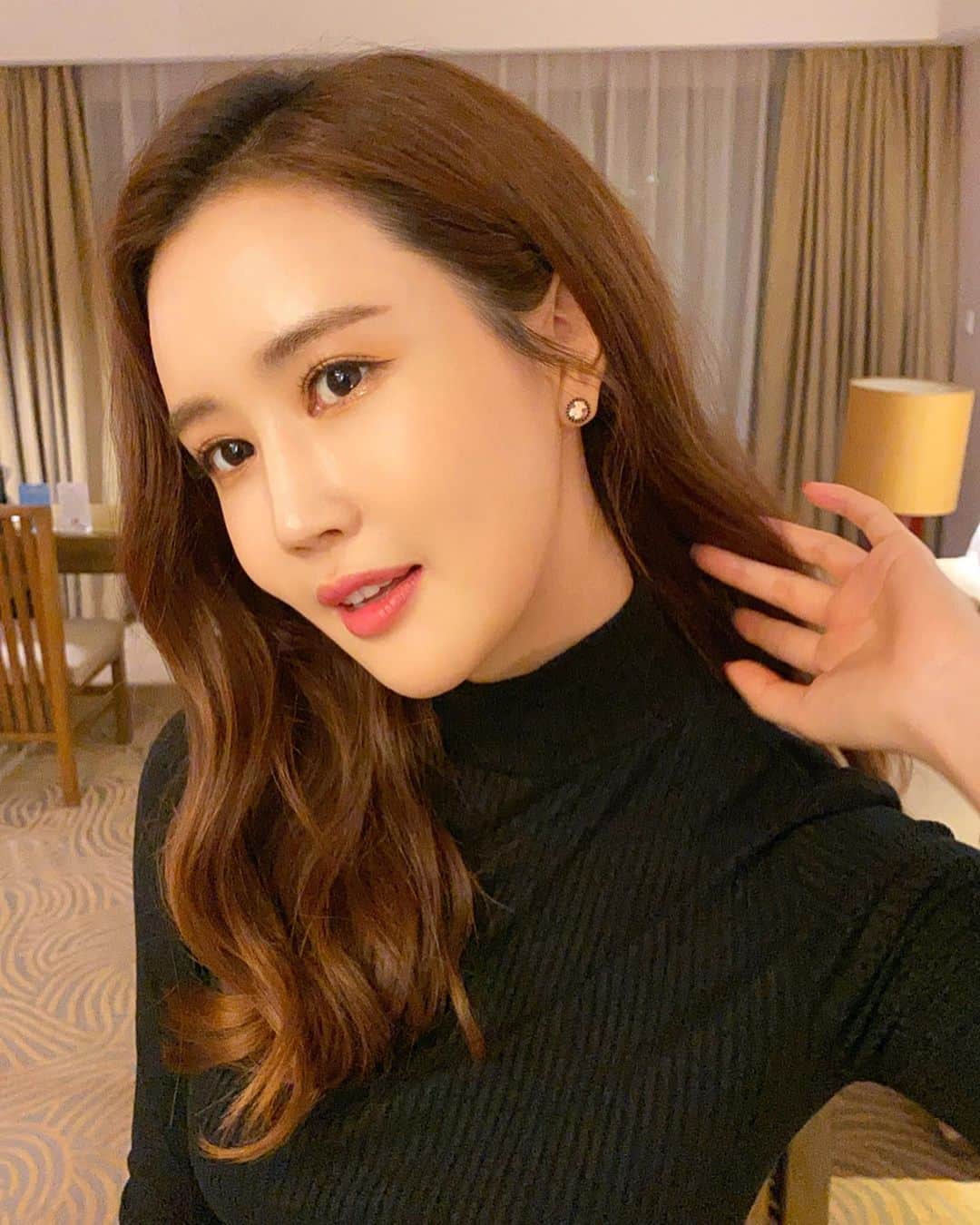 イ・ダヘのインスタグラム：「노필터와 필터의 차이,,노셀카와 셀카의 차이,, 음...오늘 귀걸이 너로 정했다 I AM in #广州#tous」