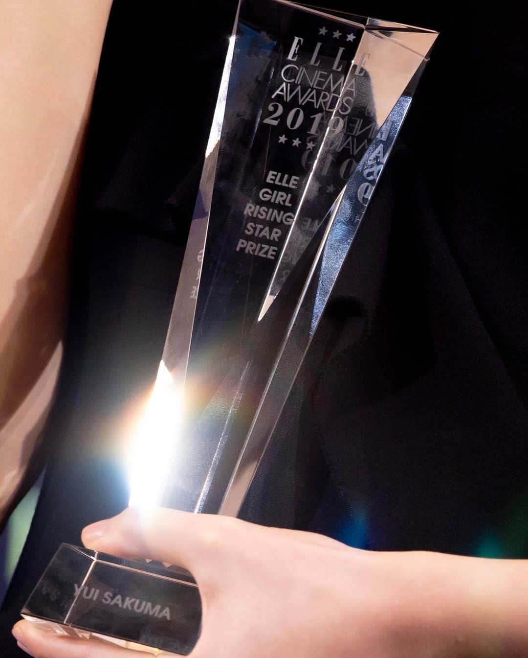 Fashionsnap.comさんのインスタグラム写真 - (Fashionsnap.comInstagram)「【#ニュース_fs】ファッションメディア「エル」が、独自の視点で今年のナンバーワンの映画を選ぶ「エル シネマアワード 2019」を発表。女優の門脇麦さんが「エル ベストアクトレス賞」を、俳優の中村倫也さんが「エル メン賞」を、写真家や監督として活動する蜷川実花さんが「エル ベストディレクター賞」をそれぞれ受賞したほか、今後の活躍を期待する「エル ガール ライジングスター賞」には女優の佐久間由衣さんが選ばれました。授賞式に中村さんは「ディオール」のスーツを着て登場。「かっこいいスーツのおかげで普段の5割増の仕上がりです」と会場の笑いを誘いました。門脇さんが着たロングドレスは「ヴァレンティノ」で、佐久間さんが纏ったユニークなカッティングが特徴のドレスは「リック・オウエンス」のものだそうです。  #エルシネマアワード #ドレス #映画 @ninagawamik」12月15日 17時46分 - fashionsnapcom