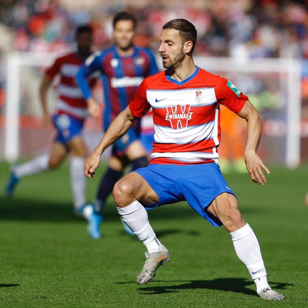 ロベルト・ソルダードのインスタグラム：「La gloria es efímera. La lucha es eterna. Esto es #Granada: nunca dejar de entregarlo todo. Seguiremos trabajando. 🔴⚪」