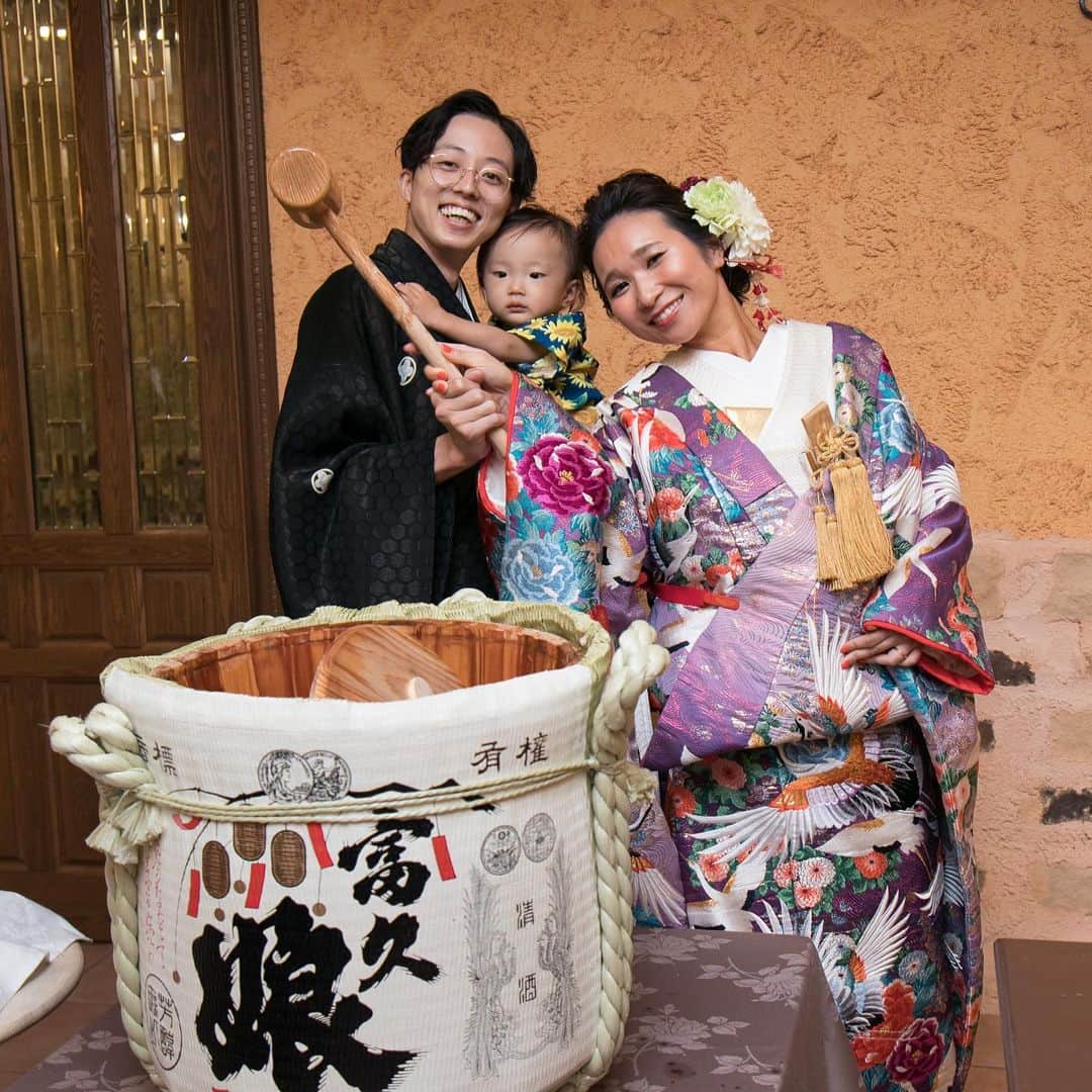 のインスタグラム：「. . 和装がとってもお似合いな ご家族* . お子様も鏡開き 初挑戦！ . 和気藹々 賑やかな結婚式でした✨ . . . @celestakadaをフォローして、 ［＃セレス高田馬場］［＃セレス花嫁］で フェアの様子や当日レポをUP してね✴︎ こちらのアカウント( @celestakada ) でご紹介させて頂きます⁂ . . \\セレス高田馬場の大人気！！// ブライダルフェアに参加しよう！ 豪華試食が無料で味わえるフェアが満載！ 詳しくはTOPのURLから checkしてみてくださいね◎ ＞＞＞@celestakada . . セレス高田馬場 ☎️03-3207-5161 10:00~20:00(土日祝9:00~) [定休日]毎週木曜日 . . #セレス高田馬場#CELES高田馬場 #セレス花嫁#結婚式#プレ花嫁#卒花 #卒花嫁#結婚式準備#挙式#大聖堂 #ブライダルフェア#式場見学#東京花嫁 #結婚式場#高田馬場#関東花嫁 #全国のプレ花嫁さんと繋がりたい #全国の花嫁さんと繋がりたい #2020年春婚#2020年夏婚#2019年秋婚 #2019年冬婚#wedding#2019wedding #ウェディングフォト#和装 #ウェディングドレス#カラードレス」