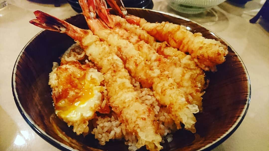 松本康太さんのインスタグラム写真 - (松本康太Instagram)「京都「天ぷら 天力」の『海老三味丼』海老5本 温泉卵 野菜1種 、先斗町(ぽんと町)でリーズナブルに天ぷらが食べれるお店(^○^) タレと海老天あと半熟卵がご飯と絡むのです！旨い＼(^o^)／！ #先斗町 #ぽんと町 #京都 #kyoto #天丼 #天ぷら #tenpura #天ぷら天力 #天力 #海老三昧 #海老三色丼 #海老 #エビ #tendon #半熟卵 #卵の天ぷら #リーズナブル #レギュラー松本 #あるある探検隊」12月15日 17時45分 - aruarutankentai.matsumoto