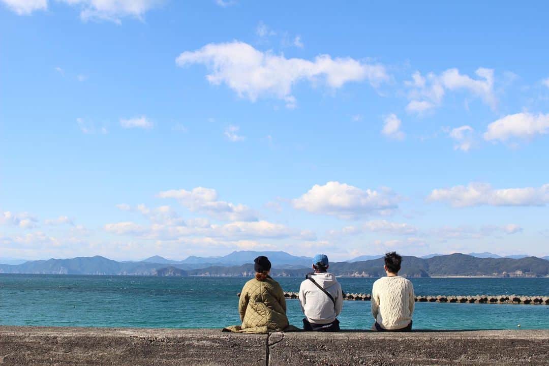 ogapiiiiiのインスタグラム：「２日目は、志摩に来たら絶対に見てほしい景色へ案内しました🚐﻿ ﻿ 海と森と山に囲まれた田舎だけど、やっぱり自然に囲まれた場所で生活すると心がホッとします😌 ﻿ ﻿ 特に冬の海は誰もいなくて最高です🏖﻿ 友だちも感動してくれていたので良かった◎﻿ ﻿ ﻿ とりあえず、11.12月の写真振り返りました。笑﻿ ほんとはまだまだあるけど、またいつか😂﻿ ﻿ ﻿ #shimastagram #kankomie #mie #三重県 #伊勢志摩 #志摩市 #絶景伊勢志摩 #御座白浜 #横山展望台 #絶景 #ノンフィルター﻿ #冬海 #海のある生活 #海のある暮らし #大自然 #vistmie」