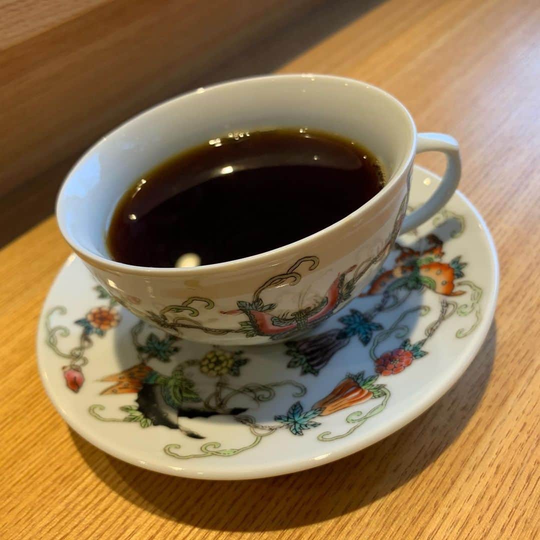 夏木マリさんのインスタグラム写真 - (夏木マリInstagram)「素敵なカップで コーヒーをいただきました、、、 ここは、九谷、京焼き、志野、粉引、有田、唐津の器がたくさん！ 宝箱です。  #ギャラリー＆カフェ帝 #神楽坂 #矢部慎太郎 #好きな器がたくさん #いい休日 #natsukirock #夏木マリ @mari_natsuki」12月15日 17時58分 - mari_natsuki