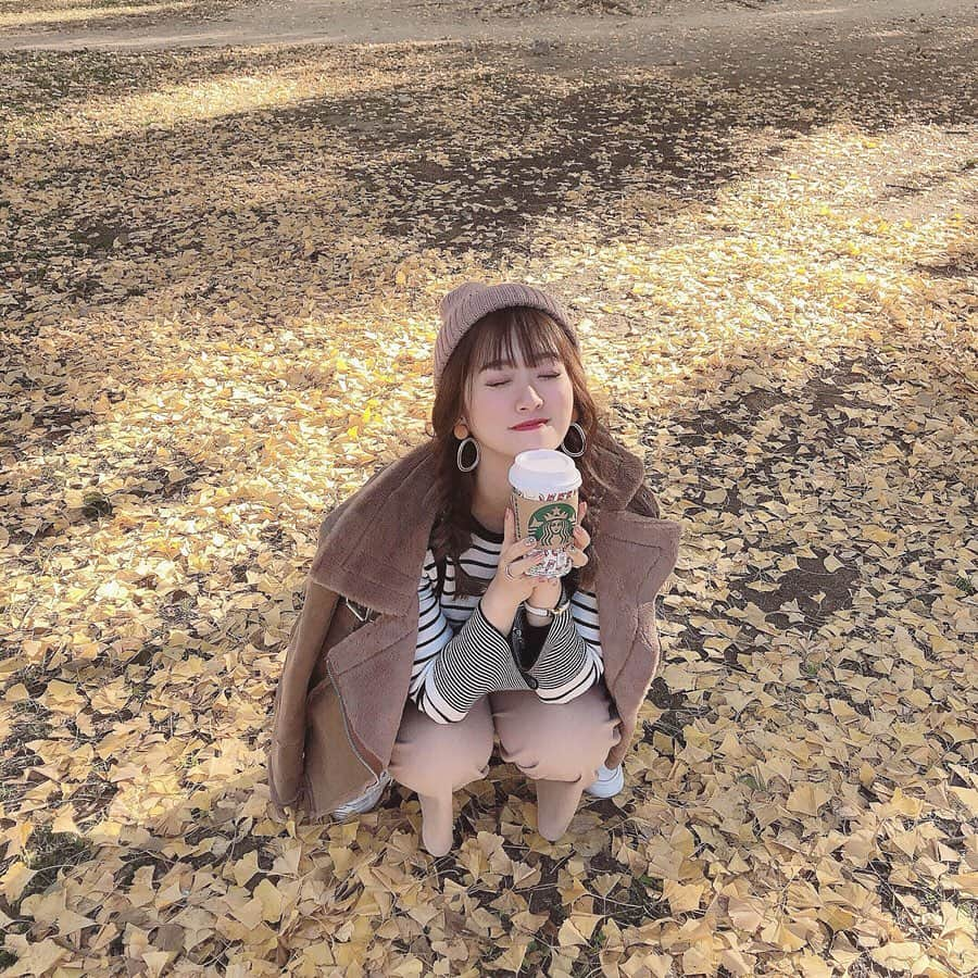 伊藤りかさんのインスタグラム写真 - (伊藤りかInstagram)「． イチョウのじゅうたん◌ 今日は、天気が良かったので ランチしてから公園をお散歩してきたよ..！🍁 * 昨日の夜は、大好きな 甥っ子と姪っ子に会えてハッピーでした👦🏻👧🏻 お腹の中の赤ちゃんのためにって アンパンマンのぬいぐるみ(姪っ子が大事にしてた)を プレゼントしてくれた〜ありがとう。。❤︎ * みんなに 愛されながらお腹の中ですくすく育ってね..🐘♡ * #ギュギュギュ @gyugyugyu_lme  沢山の、買ったよ報告ありがとう〜！໒꒱· ﾟ 珍しいパンツタイプで お尻からウエストからしっかりシェイプできる🍑 お腹と骨盤の引き締めには本当にオススメ..！ 私も産後はしっかり引き締めないと。。笑 * #女の子 #ぱっつん前髪 #可愛い #カラコン #ゆる巻き #イチョウの絨毯  #イチョウ並木  #紅葉デート #妊婦 #妊婦コーデ #マタニティライフ #公園 #公園デート #お散歩 #イチョウ #紅葉 #妊婦生活 #マタニティ #マタニティコーデ  #妊娠7ヶ月 #ニット帽 #ニット帽アレンジ #hair #hairarrange #arrange #knit #pr #伊藤りか #snsクリエイター」12月15日 18時03分 - rrrika.i