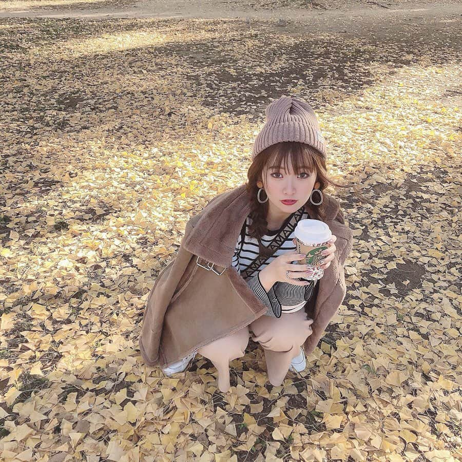 伊藤りかさんのインスタグラム写真 - (伊藤りかInstagram)「． イチョウのじゅうたん◌ 今日は、天気が良かったので ランチしてから公園をお散歩してきたよ..！🍁 * 昨日の夜は、大好きな 甥っ子と姪っ子に会えてハッピーでした👦🏻👧🏻 お腹の中の赤ちゃんのためにって アンパンマンのぬいぐるみ(姪っ子が大事にしてた)を プレゼントしてくれた〜ありがとう。。❤︎ * みんなに 愛されながらお腹の中ですくすく育ってね..🐘♡ * #ギュギュギュ @gyugyugyu_lme  沢山の、買ったよ報告ありがとう〜！໒꒱· ﾟ 珍しいパンツタイプで お尻からウエストからしっかりシェイプできる🍑 お腹と骨盤の引き締めには本当にオススメ..！ 私も産後はしっかり引き締めないと。。笑 * #女の子 #ぱっつん前髪 #可愛い #カラコン #ゆる巻き #イチョウの絨毯  #イチョウ並木  #紅葉デート #妊婦 #妊婦コーデ #マタニティライフ #公園 #公園デート #お散歩 #イチョウ #紅葉 #妊婦生活 #マタニティ #マタニティコーデ  #妊娠7ヶ月 #ニット帽 #ニット帽アレンジ #hair #hairarrange #arrange #knit #pr #伊藤りか #snsクリエイター」12月15日 18時03分 - rrrika.i