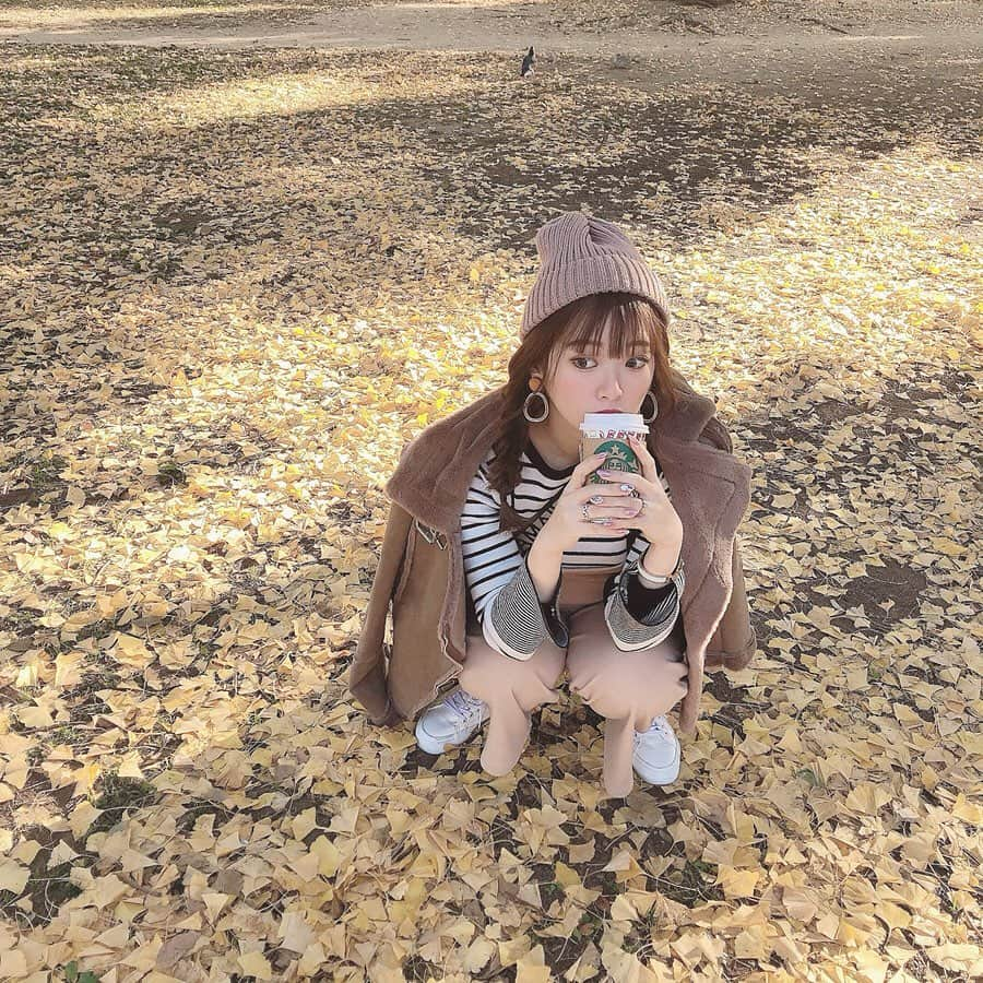 伊藤りかさんのインスタグラム写真 - (伊藤りかInstagram)「． イチョウのじゅうたん◌ 今日は、天気が良かったので ランチしてから公園をお散歩してきたよ..！🍁 * 昨日の夜は、大好きな 甥っ子と姪っ子に会えてハッピーでした👦🏻👧🏻 お腹の中の赤ちゃんのためにって アンパンマンのぬいぐるみ(姪っ子が大事にしてた)を プレゼントしてくれた〜ありがとう。。❤︎ * みんなに 愛されながらお腹の中ですくすく育ってね..🐘♡ * #ギュギュギュ @gyugyugyu_lme  沢山の、買ったよ報告ありがとう〜！໒꒱· ﾟ 珍しいパンツタイプで お尻からウエストからしっかりシェイプできる🍑 お腹と骨盤の引き締めには本当にオススメ..！ 私も産後はしっかり引き締めないと。。笑 * #女の子 #ぱっつん前髪 #可愛い #カラコン #ゆる巻き #イチョウの絨毯  #イチョウ並木  #紅葉デート #妊婦 #妊婦コーデ #マタニティライフ #公園 #公園デート #お散歩 #イチョウ #紅葉 #妊婦生活 #マタニティ #マタニティコーデ  #妊娠7ヶ月 #ニット帽 #ニット帽アレンジ #hair #hairarrange #arrange #knit #pr #伊藤りか #snsクリエイター」12月15日 18時03分 - rrrika.i