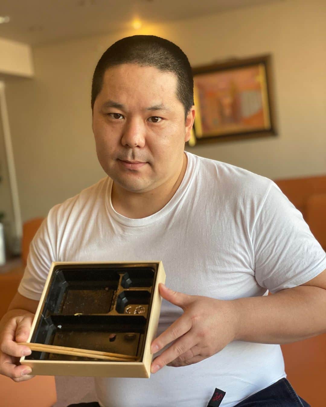 のインスタグラム：「どこかのキャンペーンポスター風 「STOP THE 食べ残し」  #モデル　ネルソンズわだまんじゅうさん」