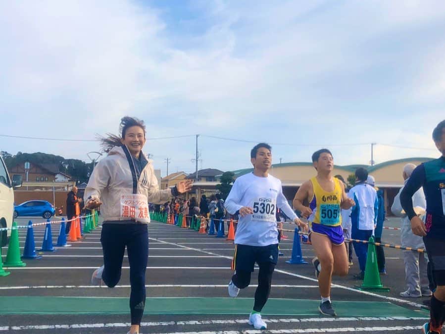 湯田友美さんのインスタグラム写真 - (湯田友美Instagram)「菊川シティマラソン 市政15周年記念大会ということで、上野裕一郎くんとゲストランナーで呼んでいただきました😊 #スマイリーエンジェル の会員さんもたくさん走ってくださり、嬉しかったー😊♥️ 足が痛いから10kmキロ4で走ろうかなと言っていた上野くんは、31分(1位)で帰ってきました。笑🤣 ・ 長い距離のレースが続く人も多い季節。ピリッと10K以内のレースも、刺激が入っていいですよ👍 みんなと走る日曜日、最高した♥️ ・ #静岡 #菊川 #菊川cityマラソン #10k #5k #2k #1k #ゲストランナー #同級生 #スマイリーエンジェル」12月15日 18時08分 - yudatomomi