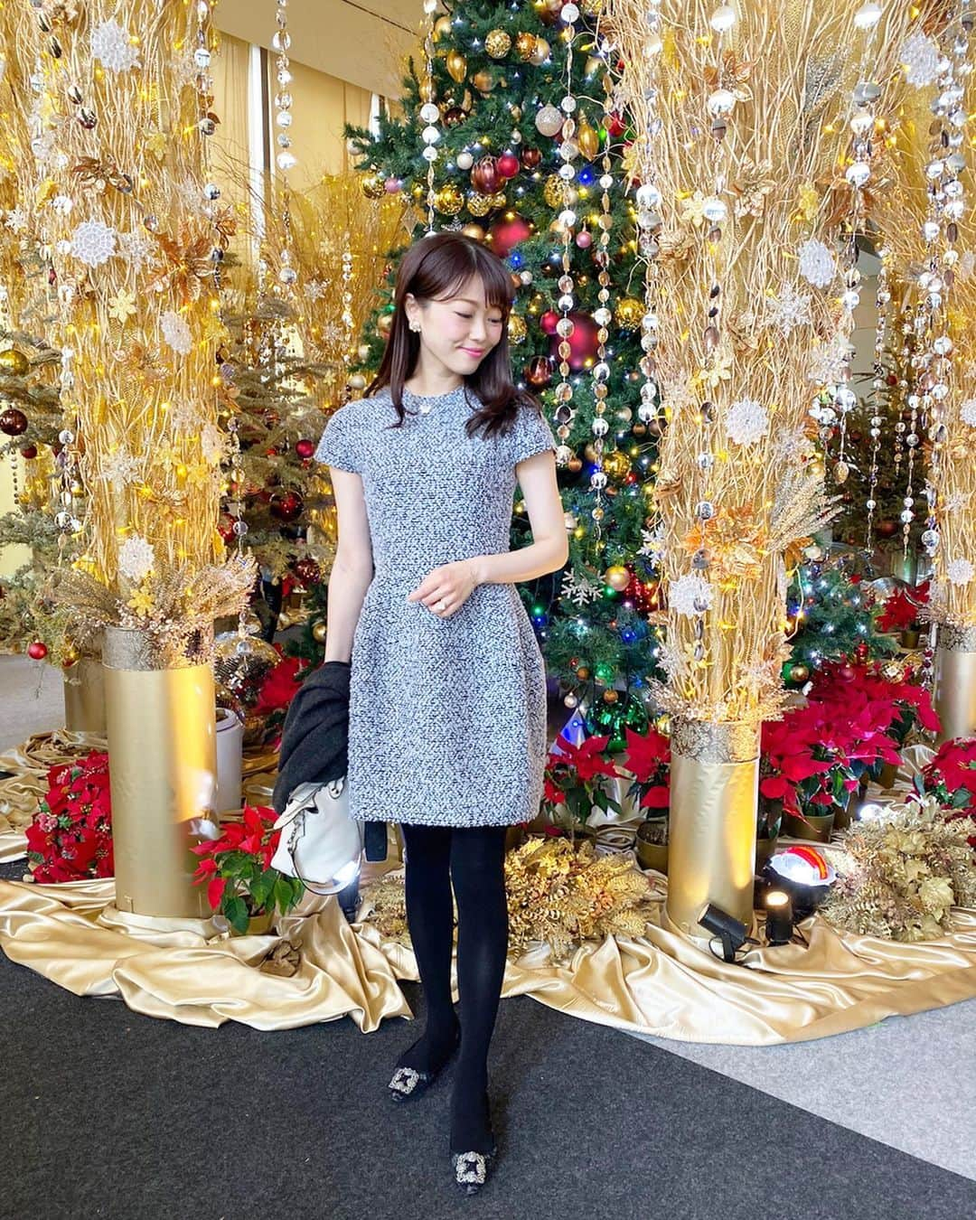 アレルギーナビゲーター 細川真奈 ❤さんのインスタグラム写真 - (アレルギーナビゲーター 細川真奈 ❤Instagram)「今日は仲良しの友達のお誕生日お祝いランチ🎂🥂💕だったので、 展示会でオーダーしていた お気に入りのワンピースを着てお出掛けしました👗✨ . onepiece #yokochan cardigan #tocca bag #fendi shoes #manoloblahnik . 毎年必ず見に行く、 グランドハイアットのクリスマスオブジェ🎄✨ 今年もとっても素敵でした😍✨ . ちょうどすぐ横で 花婿花嫁さんがウエディングフォトの撮影をされていて、 うっとり見つめてしまいました🤵💓👰 素敵だったなぁ〜🥺💕 . . #coordinate #fashion #ootd #ヨーコチャン #マノロブラニク #マノロブラニクハンギシ #きょこ #まなコーデ #六本木 #グランドハイアット東京」12月15日 18時09分 - manahosokawa