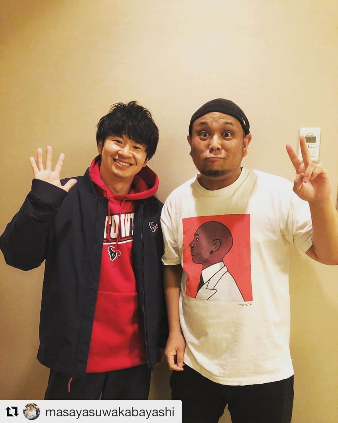 ジョー のインスタグラム：「今日のスクール革命にて サプライズ替え歌さしてもらいました！  #サプライズだったので告知は出来ませんでした  このラヴァーズアゲインの替え歌のネタは 昔に若さんが「ちょっとこの曲の歌詞を若乃花だけで歌ってくんない？」って言われてずっと歌って若さんだけケラケラ笑うとゆうだけのものだったんです。  それをライブにかけてかけて完成させて そしたら若さんが、若さんだけが 「お前このネタ、絶対M-1準決勝いけるぞ」 って言ってくれてて、  そしてM-1グランプリ2008で 本当にこのネタで準決勝まで行けました。  この人のおかげなんですほんとに。  そのネタを、「若林〜若林若林」って 歌わしてもらえて、自分達なりのお祝いの気持ちも込めさせてもらって、喜んでもらえて  最高っす  あらためて若さん結婚おめでとうございます！  今度は奥さんの隙を見てガールズバー行きましょう！下高井戸の！！ #スクール革命　#オードリー若林 #口軽くて本当すいませんw」