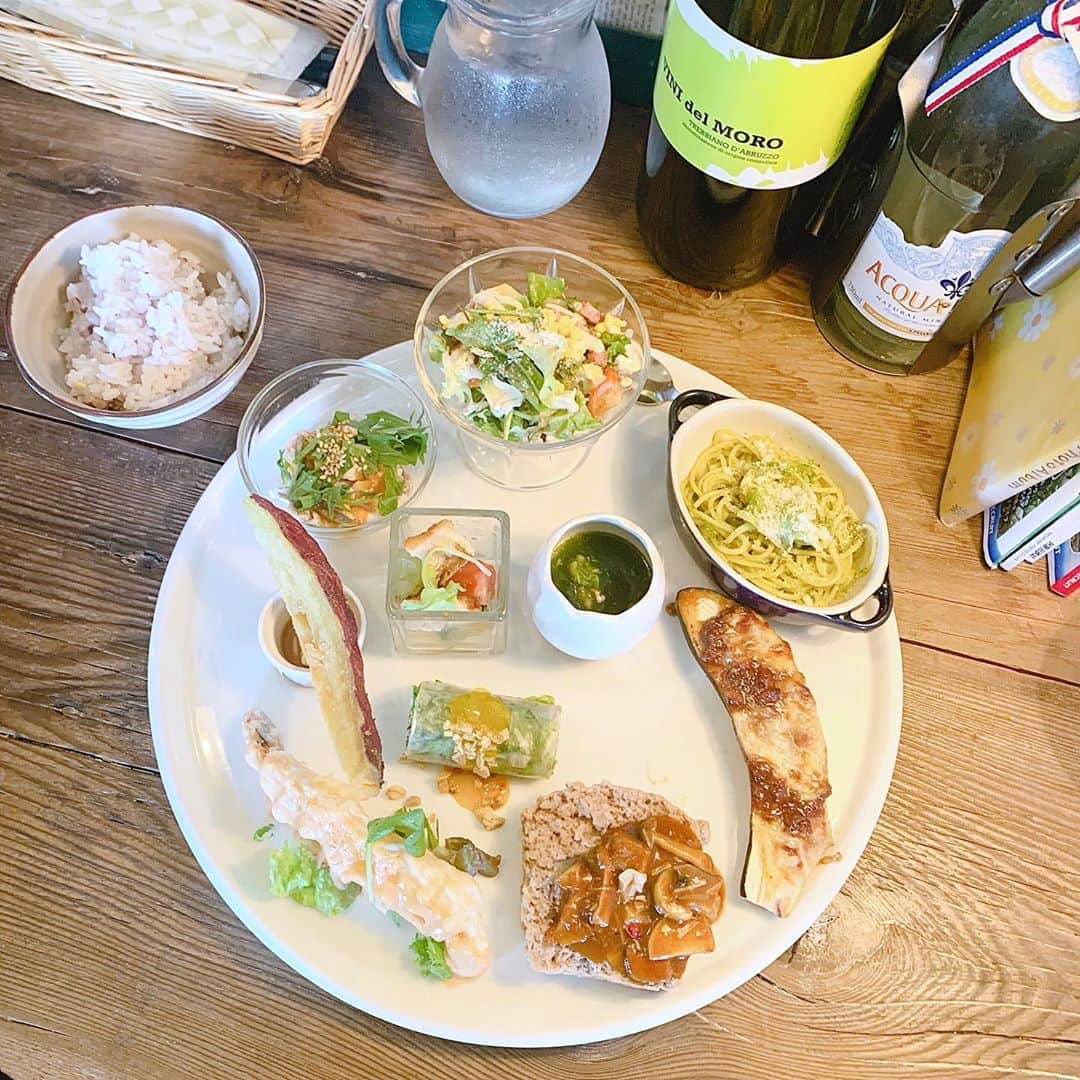 廣川奈々聖のインスタグラム：「． この間 実家に帰省したときに﻿ 佐賀県にあるカフェ #田舎のビストロポポット というところで﻿ ママとランチしてきました〜🐿🥘💞﻿ ﻿ ﻿ ﻿ ﻿ 車で行ったんだけど、﻿ ﻿ 山の途中にあるお店で﻿ 本当にこんなところにお店があるのかな……と思ったら﻿ ぽつんと、突然ジブリの映画の世界みたいな﻿ かわいいお家が出てきました( ᐡ. ̫ .ᐡ )🏡(どんぐり拾った)﻿ ﻿ ﻿ ﻿ 割とオープンしたばっかりの時間だったのに﻿ 既にお客さんがたくさん！﻿ ﻿ ﻿ ﻿ ランチメニューは2種類で﻿ 一番人気のランチプレートにしました☀️﻿ ﻿ ﻿ きたお料理は﻿ 想像の倍以上のボリューム、、びっくり🐶！﻿ ﻿ ﻿ ﻿ ひとつひとつの料理にこだわりを感じるし﻿ お野菜は本当に美味しいし﻿ 見た目も味も大満足のランチプレートでした！﻿ ﻿ ﻿ ﻿ 季節によっては﻿ 眺めの良い外でも食べられるみたい！﻿ ﻿ ﻿ ﻿ デザートまでついてきた〜🍓嬉﻿ ﻿ ﻿ ﻿ 今度は外で食べられる暖かい時期に行きたいなあ☺︎﻿ ﻿ ﻿ ﻿ ﻿ ・﻿ ・﻿ ・﻿ ﻿ ﻿ #佐賀県観光 #佐賀ランチ #田舎のビストロpopote #ランチプレート #カフェごはん #cafestagram #saga #ランチ記録 #ジブリ感 #ドライブ #ごち」