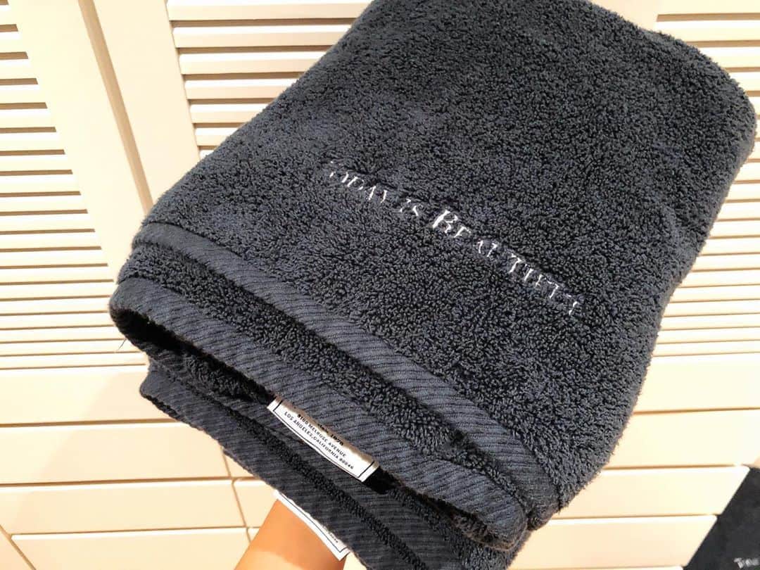 東原亜希さんのインスタグラム写真 - (東原亜希Instagram)「ロンハーマンで新年だしバスタオルを👌最初に何度か洗って準備完了♡ネイビーのタオル初めて買ったかも♡」12月15日 18時19分 - akihigashihara