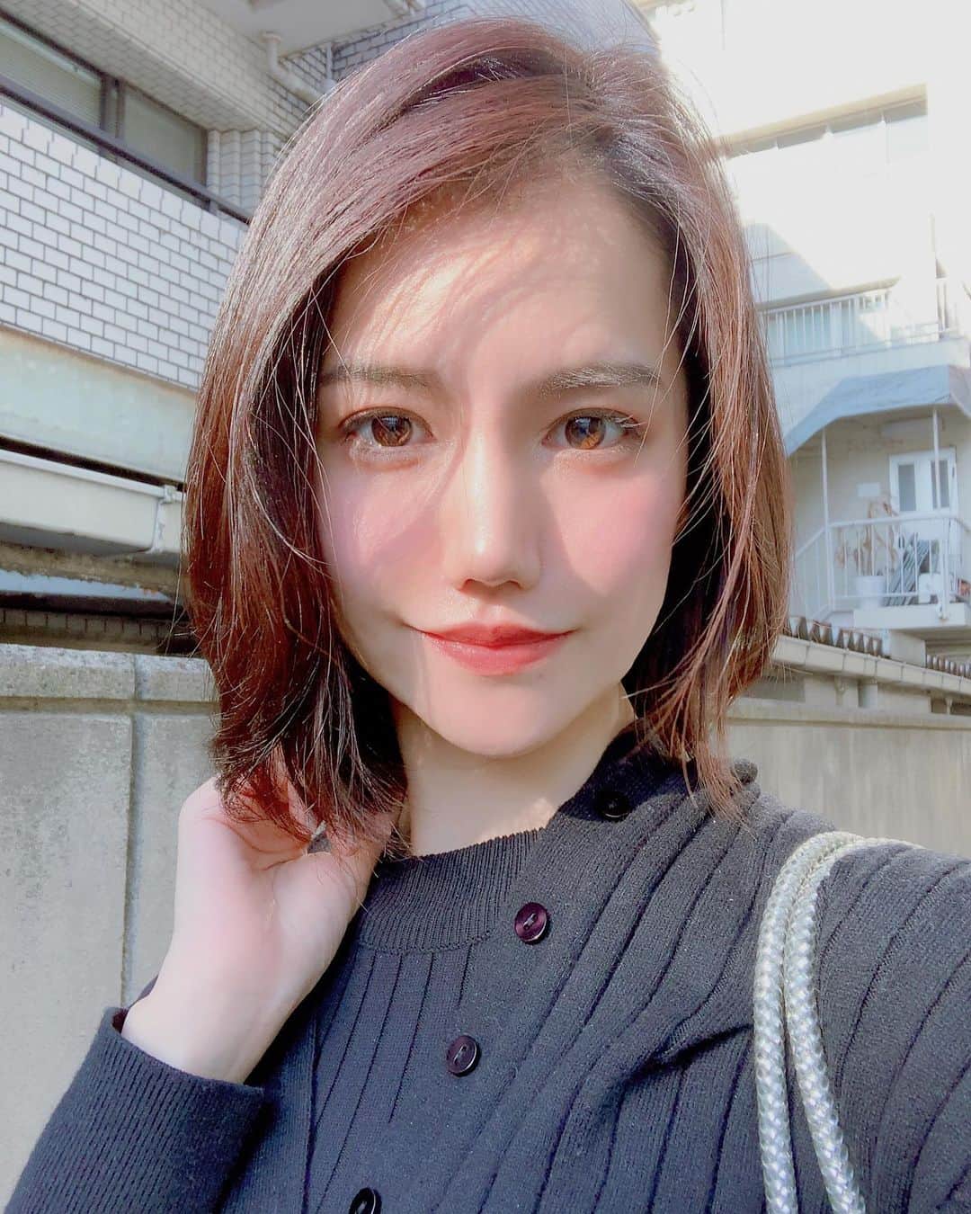 のインスタグラム：「日差しはあるけどやっぱり寒い🥶﻿ ﻿ ﻿ #女子アナ #アナウンサー #モノトーンコーデ #モノトーン #自撮り女子 #冬の日差し」