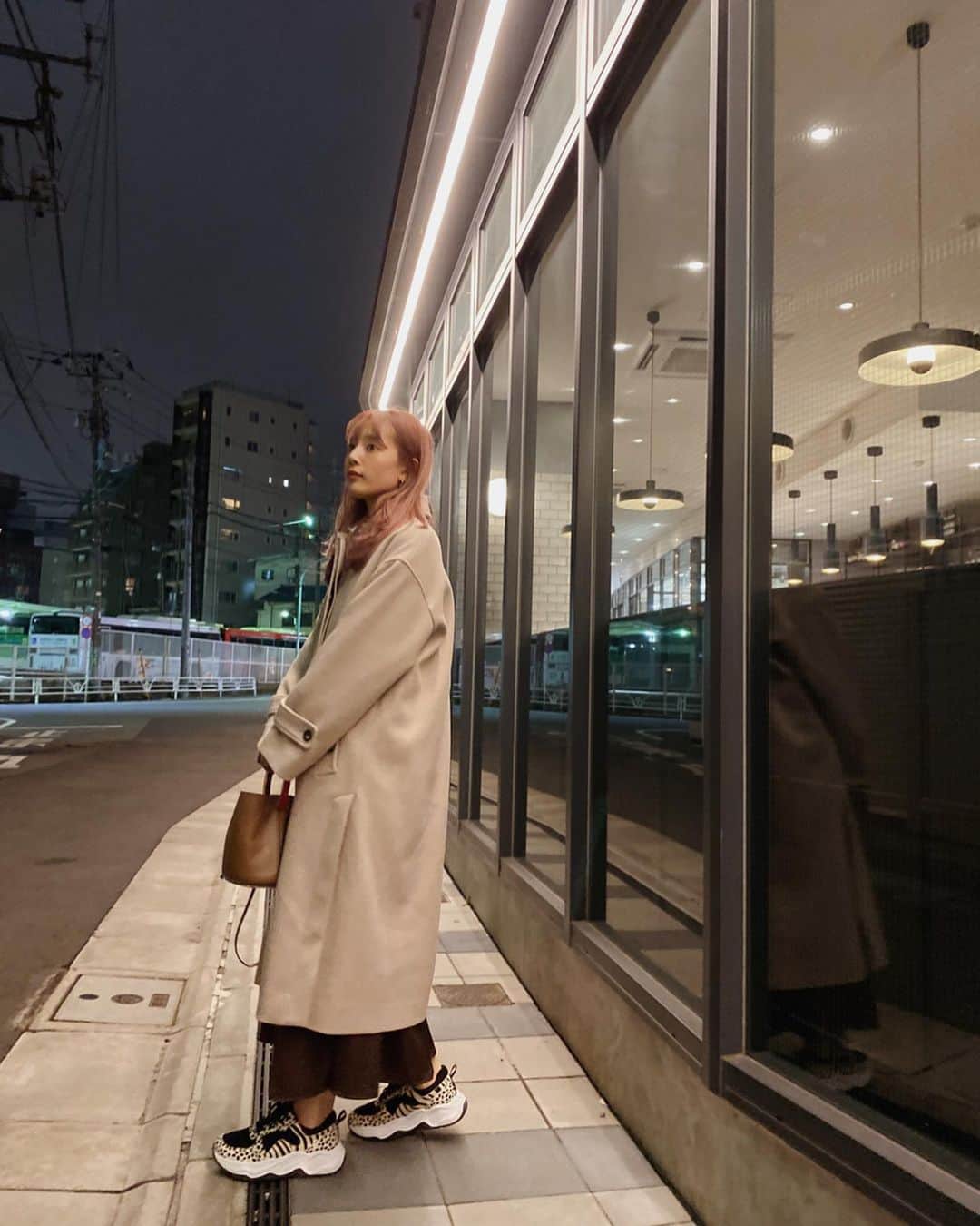 目見田早弥子のインスタグラム：「| ꙳ 綺麗めコートにダルメシアンのスニーカー。 存在感があっていつもと違う雰囲気⚐ ⠀ タイアップ投稿 with @lucida_shoes #lucida#lucidashoes#ルシーダ#ルシーダシューズ#fashion#shoes#スニーカーコーデ#デートコーデ#大人カジュアル#sneakers#coordinate#カジュアルコーデ#きれいめカジュアル#シンプルコーデ#きれいめコーデ#大人ファッション」