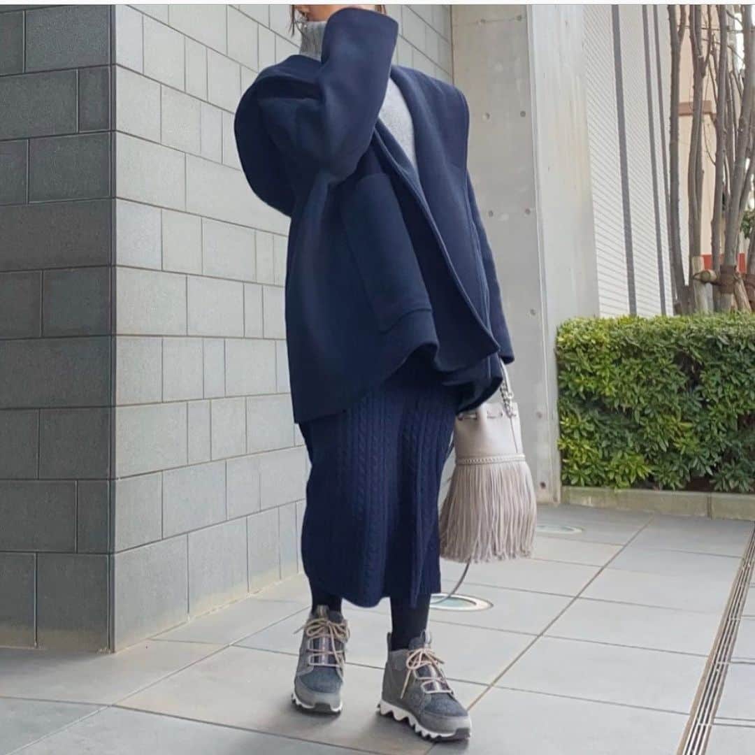 ryokoさんのインスタグラム写真 - (ryokoInstagram)「． 以前から愛用している @sorel_jp のシューズ。シンプルなブーツを持っていて今回はスニーカータイプをチョイス☺︎ クッション性があって履き心地抜群なのと、普段使いしやすいおしゃれなデザインも魅力👌🏻 ． #coordinate coat #gypsohila knit #galerievie skirt #gu #gumania → #ケーブルニットナロースカート bag #jandmdavidson shoes #sorel ． よく立ち寄るルミネ新宿ルミネ2 で2020/1/31(金)迄popupstore開催中なのでお近くの方はぜひ立ち寄ってみてください☺︎ ． ． ． #ソレル #ギャルリーヴィー #コーデ #コーディネート #カジュアルコーデ #ママコーデ #シンプルコーデ #カジュアルコーデ #ジェイアンドエムデヴィッドソン #ジーユー #guコーデ #code #mamagirl_sugotoku #locari #outfit」12月15日 18時20分 - ry.0123