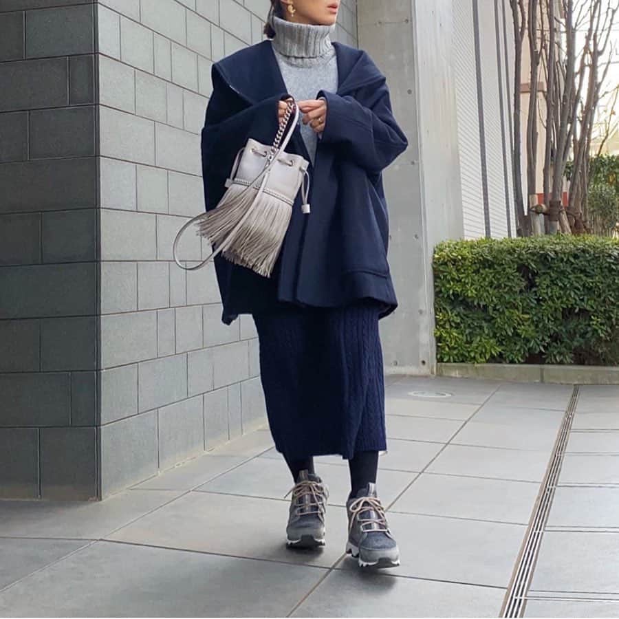 ryokoさんのインスタグラム写真 - (ryokoInstagram)「． 以前から愛用している @sorel_jp のシューズ。シンプルなブーツを持っていて今回はスニーカータイプをチョイス☺︎ クッション性があって履き心地抜群なのと、普段使いしやすいおしゃれなデザインも魅力👌🏻 ． #coordinate coat #gypsohila knit #galerievie skirt #gu #gumania → #ケーブルニットナロースカート bag #jandmdavidson shoes #sorel ． よく立ち寄るルミネ新宿ルミネ2 で2020/1/31(金)迄popupstore開催中なのでお近くの方はぜひ立ち寄ってみてください☺︎ ． ． ． #ソレル #ギャルリーヴィー #コーデ #コーディネート #カジュアルコーデ #ママコーデ #シンプルコーデ #カジュアルコーデ #ジェイアンドエムデヴィッドソン #ジーユー #guコーデ #code #mamagirl_sugotoku #locari #outfit」12月15日 18時20分 - ry.0123