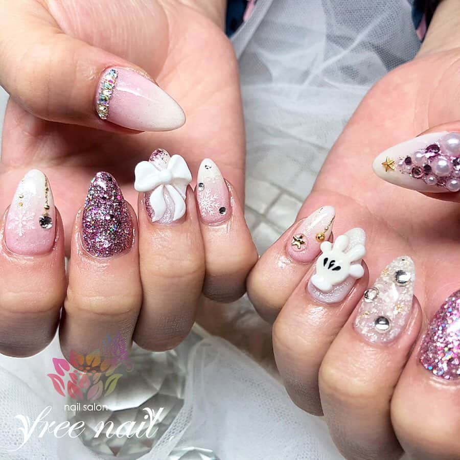 free nail フリーネイルのインスタグラム：「. クリスマスネイル💅🏻🎅🏻🎄 . 最高に可愛いクリスマスネイルはfreenailへ🎅🏻🦌🎄🔔❄️ . スワイプして動画も見てね⇨☝︎🎬✨ . ご来店ありがとうございました🙇🏻‍♀️🙇🏻‍♀️🙇🏻‍♀️💗 . #ネイルアート #ジェルネイル #ネイルサロン #大阪ネイルサロン #ネイルデザイン #ネイルチェンジ #クリスマスネイル #季節ネイル #3dネイル #キャラクターネイル #グリッターネイル #キラキラネイル #ピンクネイル #デザインネイル #トレンドネイル #シンプルネイル #大人ネイル #冬ネイル #winternails #nailsart #nailsdid #美甲 #日式美甲 #日式美甲胶 #日本美甲师 #日本美甲老师 #美甲上课 #日本胶 #フリーネイル #freenail」