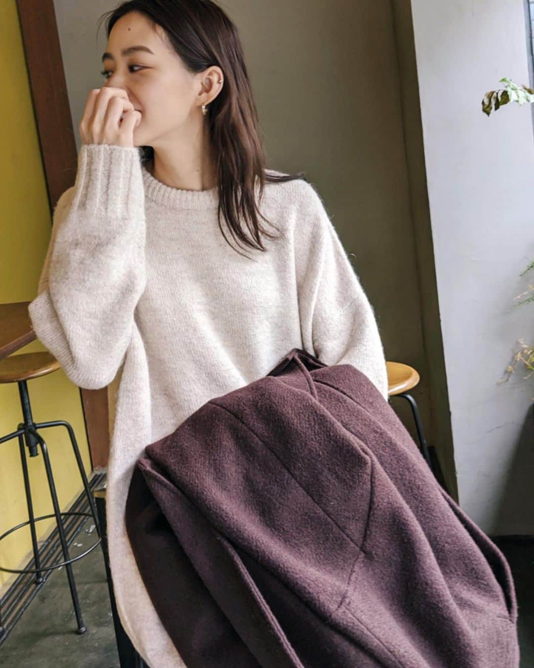 Shiho Sasakiのインスタグラム：「今年もKnit何枚買えば気が済むんだろう💭 ソフトで軽い着心地のニット🧶 袖口と裾のワイドリブもワンポイントになってて可愛いよ💕 着丈長めなのも嬉しい✨ #MOUSSY#MOUSSYSNAP」