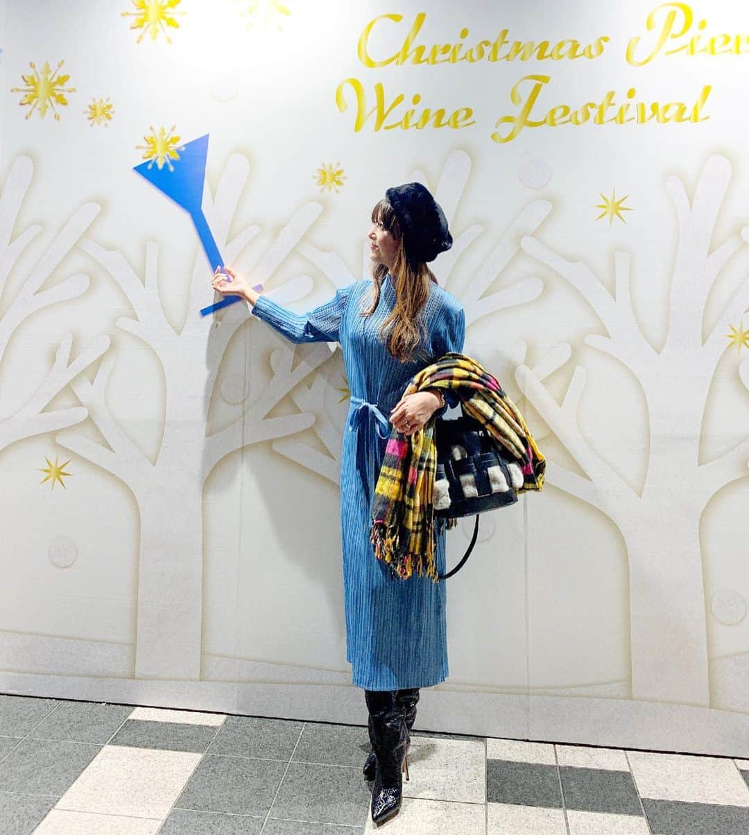 のインスタグラム：「💙💙💙 . 最近チラチラ写っていた @arte_soie さんの 縦プリーツのタートルワンピース👗 . オールドブルーのカラーが絶妙で 体に沿うようなプリーツとウエストの🎀がスタイリッシュで上品✨✨ . @artesoie_reika  デザイナーのレイカ先生の着こなしが とっても素敵なので是非見て下さいね💕💕 . . こちらの👗は 12月21日 土曜日13:00〜14:00 QVCにてご紹介します💓💞 PC💻スマホ📱からも Webサイトでご視聴出来ます〜🎶🎶 . 公式オンラインショップよりも お得にお買い物できる QVC限定価格で登場！！ . 公式サイトで使える お得な10%OFFクーポン🉐はコチラ↓↓↓ (クーポンコード artesoielady )  是非お使い下さい〜🎶🎶 . . ┈┈┈┈┈┈┈┈┈┈ 👜 @tottie_bag ✔ 👢 @schutz.japan ✔ @schutzofficia ✔ 🧣 @zara . . . #artesoie #artesoielady #artesoie_reika #コーデ#ファッション#シンプルコーデ#きれいめコーデ #きれいめファッション#今日のコーデ#パーティーコーデ#パーティースタイル#パーティードレス #エレガント#着回しコーデ#40代ファッション #40代コーデ #アラフォー#アラフィフ#大人可愛い #大人女子#プリーツ#ワンピース#フォトジェニック #ポートレート#qvc#通販#おしゃれさんと繋がりたい #お洒落さんと繋がりたい #インフルエンサー ✩ ⋆ ✩ ⋆ ✩ ⋆ ✩ ⋆ ✩﻿ ⋆ ✩ ⋆ ✩﻿ 見て下さった方(*´︶`*)♡Thanks!」