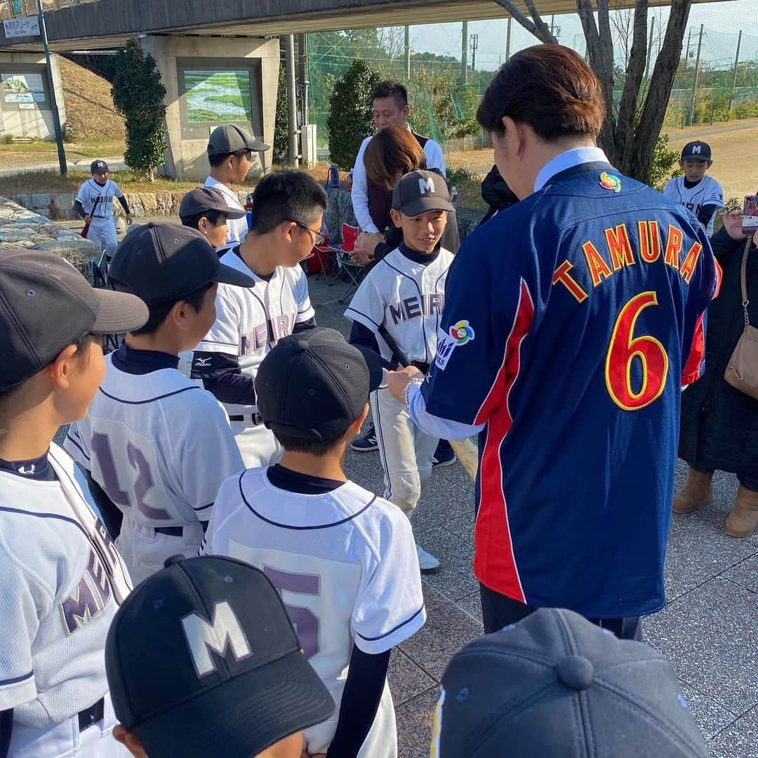 多村仁志さんのインスタグラム写真 - (多村仁志Instagram)「. 無事に(有)宇田ミート杯が終了⚾️ ・ 三重県内から集まった32チームの頂点に立ったのは接戦を制した「栗葉少年野球部」でした！ ・ その他のチームも含めレベルが高く驚きましたし、たくさんの感動を貰いました。 ・ そして、初めて志摩市を訪れましたが、また来たいと思わせてくれる町でした。」12月15日 18時39分 - hit_tamu