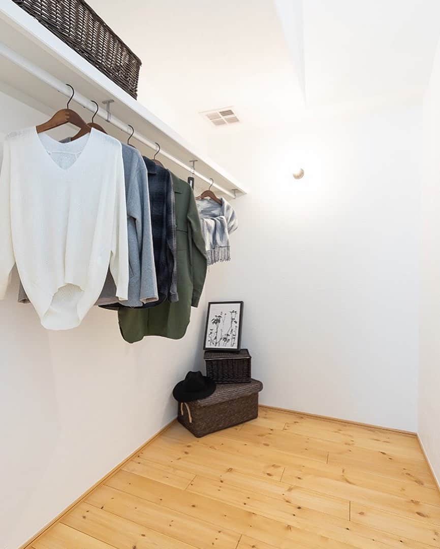 homelife 夢を叶える暮らし方のインスタグラム：「"【ウォークインクローゼット】 . . 好きな服をたくさんキレイに収納できる 憧れのウォークインクローゼット . . こちらのお家はアーキホームライフのお施主様邸の施工写真です。 その他の施工写真は、 @homelife_gallery のURLからご覧いただけます。 . 家づくりの資料請求はコチラから @homelife_shiryou . . #ウォークインクローゼット #収納 #片付く家 #寝室 #服 #こだわり #京都で家を建てる #大阪で家を建てる #兵庫で家を建てる #マイホーム計画 #ローコスト住宅 #マイホーム #夢のマイホーム #間取り #シンプルな暮らし #暮らしを楽しむ #注文住宅 #自由設計 #デザイン住宅 #myhome #family #house #home #homelife_京都 #homelife_大阪 #homelife_兵庫 #ホームライフ #ホームライフ100 #アーキホームライフ"」