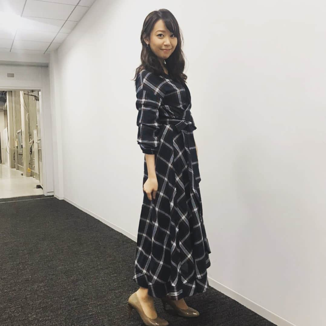 須黒清華さんのインスタグラム写真 - (須黒清華Instagram)「「田村淳のビジネスベーシック」 今週からのテーマは、 リユースビジネスの最前線✨ 家庭に眠るとされるかくれ資産の総額は、なんと37兆円‼︎ と聞くと、かくれ資産を掘り起こすビジネス、考えてみたくなりませんか⁈✨ 今回も様々なアイデアと学び満載ですっ‼︎ #田村淳 #田村淳のbusinessbasic #ブックオフ #バイセル #軒先  衣装は#ノスタルジア #nostalgiajp」12月15日 18時34分 - sayaka_suguro