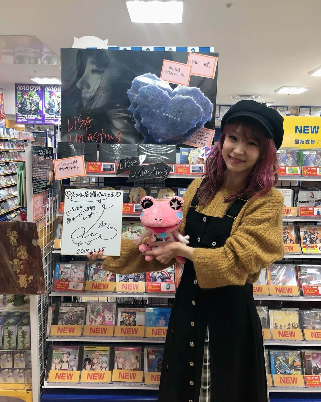LiSAさんのインスタグラム写真 - (LiSAInstagram)「#unlasting の発売でたくさん展開いただいているので、名古屋にも足跡残させていただきましたっ。👣 みてねーー\( ¨̮ )/♡」12月15日 18時35分 - xlisa_olivex