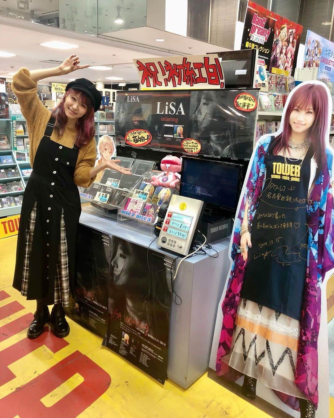 LiSAさんのインスタグラム写真 - (LiSAInstagram)「#unlasting の発売でたくさん展開いただいているので、名古屋にも足跡残させていただきましたっ。👣 みてねーー\( ¨̮ )/♡」12月15日 18時35分 - xlisa_olivex