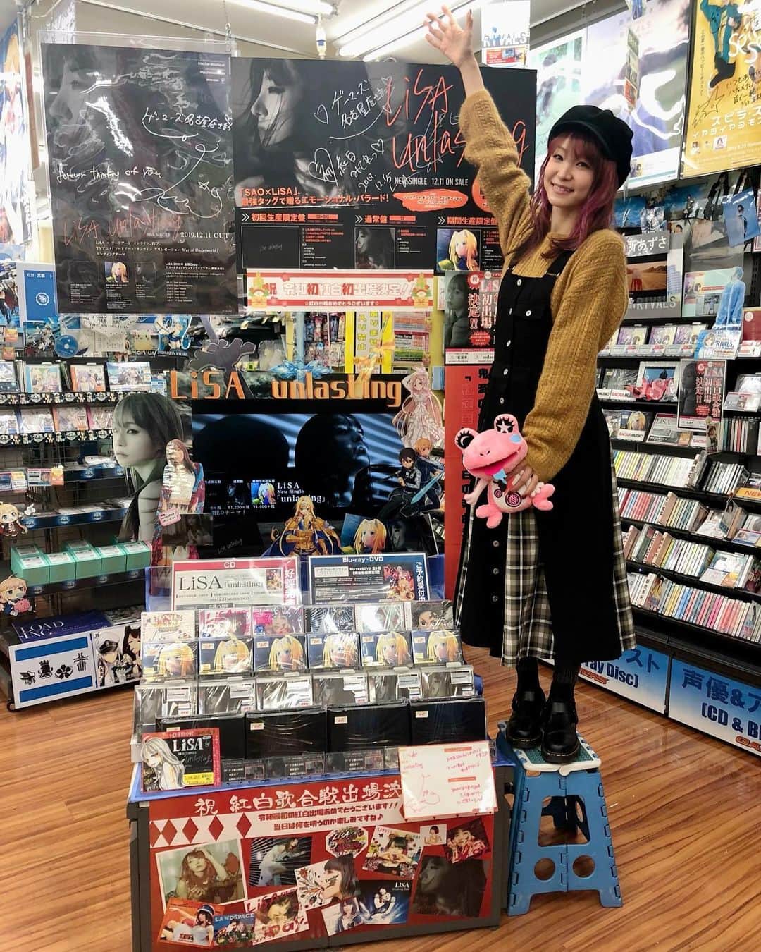 LiSAさんのインスタグラム写真 - (LiSAInstagram)「#unlasting の発売でたくさん展開いただいているので、名古屋にも足跡残させていただきましたっ。👣 みてねーー\( ¨̮ )/♡」12月15日 18時35分 - xlisa_olivex