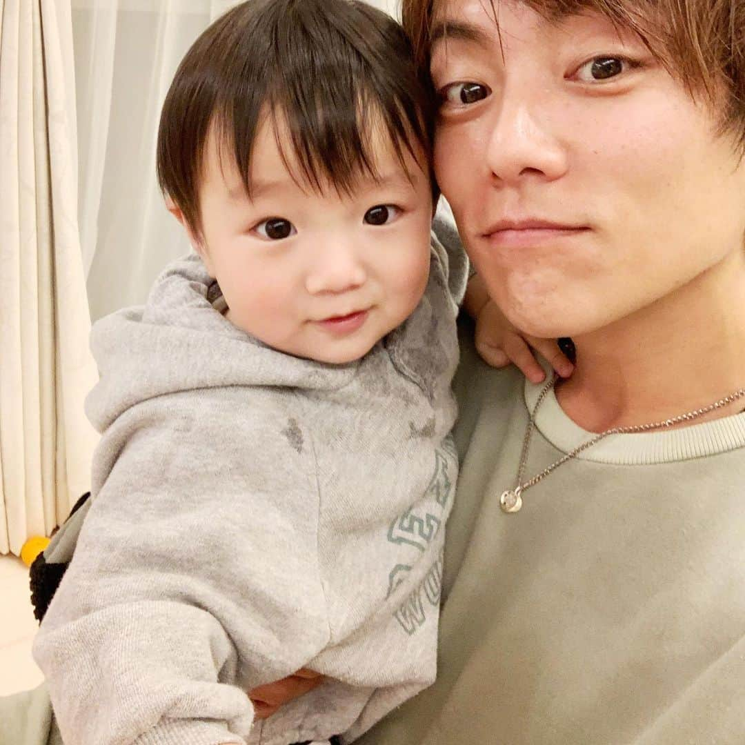 杉浦太陽さんのインスタグラム写真 - (杉浦太陽Instagram)「ただいまー！  コアしゃんの背中には…  ママのウルトラいたずらwww  @sugiurataiyou_official  #コアしゃん #ママのいたずら #可愛いねぇw」12月15日 18時47分 - sugiurataiyou_official