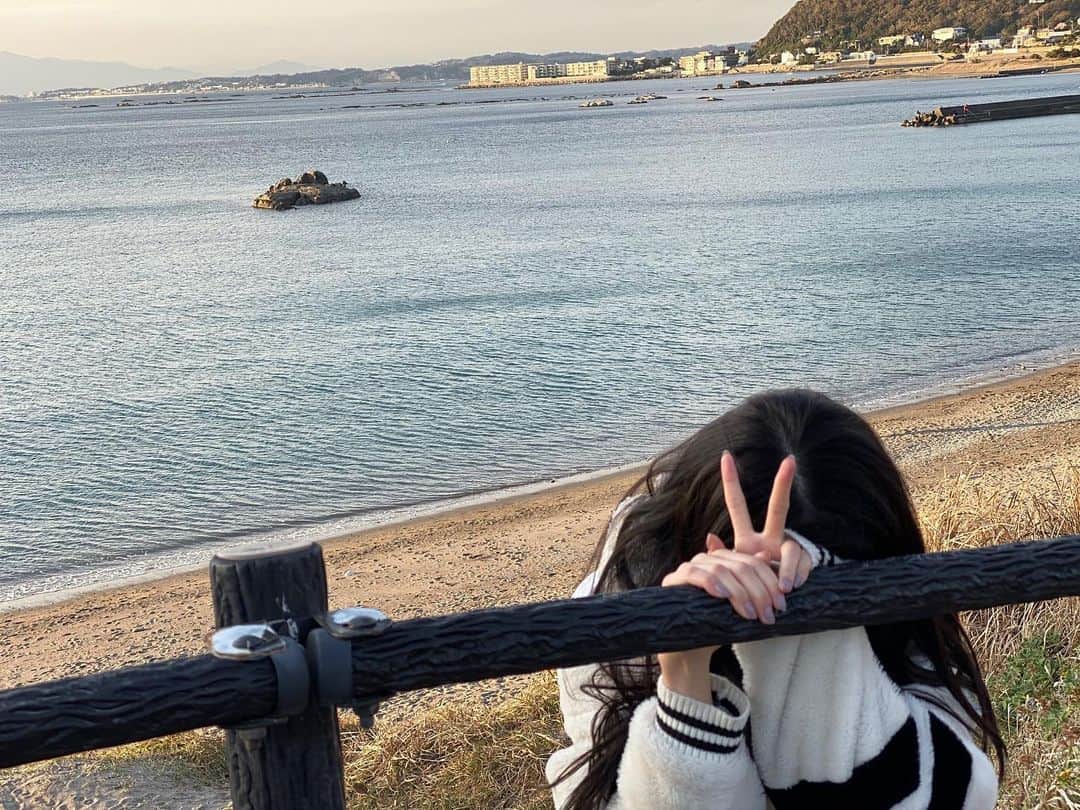 松川菜々花さんのインスタグラム写真 - (松川菜々花Instagram)「・ ・ 海が好き 波の音が落ち着く 海に映る夕日 なんとも言えない感情 ・ ・ #海　#海好き　#入るより見る派 #入るのはできない」12月15日 18時40分 - matsukawa__nanaka