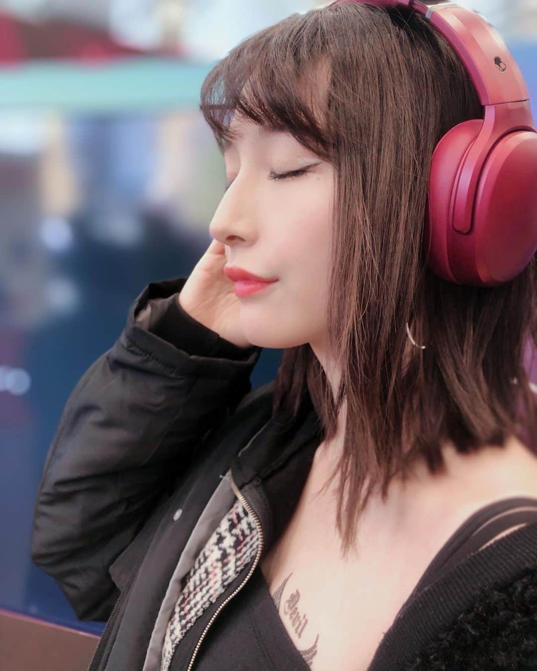 はりーさんのインスタグラム写真 - (はりーInstagram)「ポタフェスお疲れ様です♡ 今回は本当に いろんな方が来てくれた…！ 横浜から都内から大阪から…😍 みんなと撮った残りの 写真たちは後でみんなの顔を スタンプしてから…！載せまするね🤫💕！ そして私が進めたイヤホンを 買ってくれたりした方も チラホラといて、とっても しあわせでした…♡ ． ． 古株さんから新規さんまで また会いたいね♡ 推しりら部大好きだよ😘 . . #横顔#ポタフェス2019 #推しりら部 #ポタフェス#秋葉#秋葉原#ベルサール秋葉原#ベルサール秋葉原イベントホール #ヘッドフォン#イヤホン#赤ヘッドフォン#横顔シリーズ#1日1白雪#1日1くびれ#白雪りら#しらりら#デートワンピース#くびれスト#美尻女子#道産子ギャルはなまらめんこい #歌い手に欠かせないイヤホン🎧」12月15日 18時42分 - kirarin_harry_official