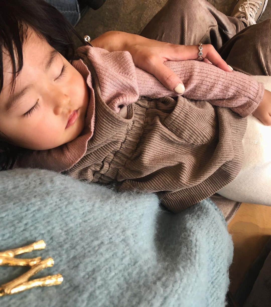 美生のインスタグラム：「#ootd﻿ ﻿ 長女が病み上がりだったので﻿ プリキュアショーは諦めて﻿ 近所でまったり過ごす日曜日☕️﻿ ﻿ 今日は @donobanweb の﻿ しゃらぱん×ニット🧶で﻿ 楽ちんコーデ♡﻿ ﻿ ﻿ #donoban﻿ #ドノバン #ママコーデ﻿ #donobanstaffsnap」