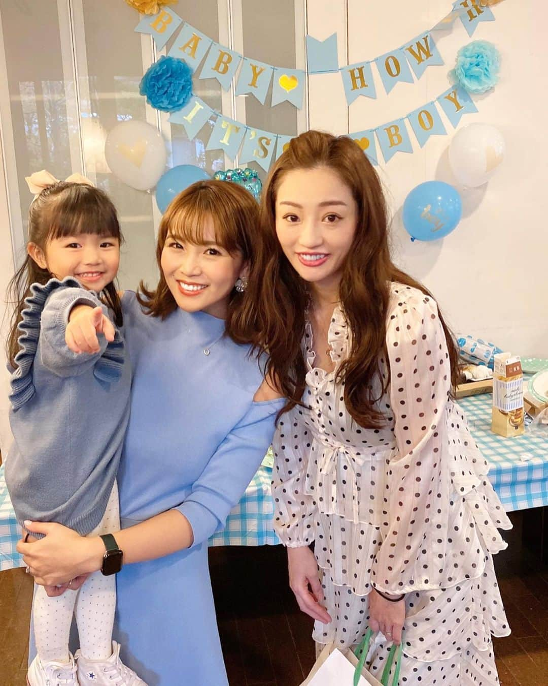 河内麻沙美さんのインスタグラム写真 - (河内麻沙美Instagram)「#babyshower 👶🏻 ． ． @michi326 さんのベビーシャワー✨ ドレスコードはブルーで、すごく華やかなベビーシャワーでした😊💓 お腹の子もきっと喜んでるね❤️ ． 私は手編みのベビーシューズをプレゼントしました🤗✨ 履いてくれるといいなぁ👟 ． LILIはずっといちごをつまみ食いしてた🍓✨ほんとにいちご大好きみたい🥰 私は #ナポリの窯 が美味しかったからもう食べたい🤤💕 ． 元気な赤ちゃんが産まれてきますように💓 ． #ベビーシャワー#ヨガ#ヨガ仲間#yoga#mama#baby#ママ友#パーティー#パーティー飾り付け#ピザ#いちご#ドレスコード#ブルー#LILI#手編み#ベビーシューズ#プレゼント#ベビー#編み物#ハンドメイド#販売しようかな#ナポリの窯#ピザ」12月15日 18時55分 - masamikouchi