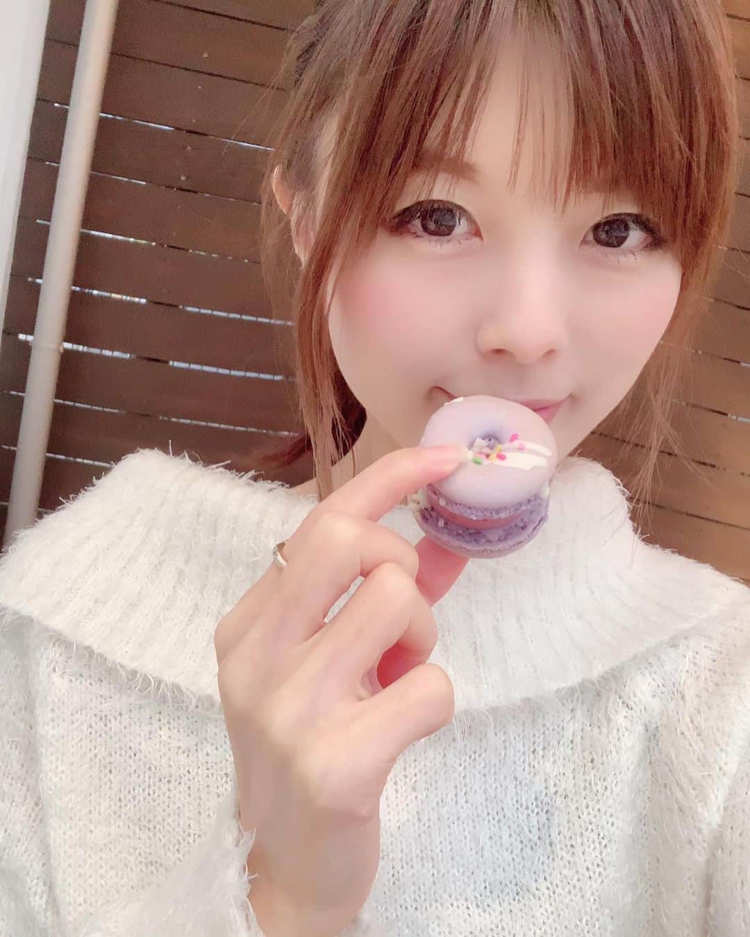 satomiさんのインスタグラム写真 - (satomiInstagram)「☕️\期間限定/☕️ * * 韓国マカロン専門店 @muun_seoul  が12月14日に原宿にてOPENしたので行ってきたよー🍓 * *pop up storeで食べてからはまっちゃった 太っちょマカロン😊💓 * * 韓国で流行ってるマカロン♡ 東京と京都でしか食べられないの🥺 * * 可愛いだけじゃなくて美味しい〜！ 何個でもイケちゃうし私は普通のマカロンより好き〜！ *  ______________________________ 📌東京都渋谷区神宮前３丁目２７−１５  FLAG F1 ______________________________ . . #マカロン  #トゥンカロン  #韓国マカロン  #韓国カフェ  #新大久保  #京都カフェ  #原宿カフェ  #ドーナツ  #ドーナッカロン  #뚱카롱  #macaron #sweets  #tokyo #harajuku  #muunseoul  #さとみのグルメ記録」12月15日 18時58分 - saatoomii47