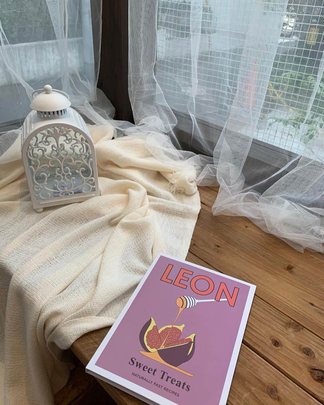 satomiさんのインスタグラム写真 - (satomiInstagram)「☕️\期間限定/☕️ * * 韓国マカロン専門店 @muun_seoul  が12月14日に原宿にてOPENしたので行ってきたよー🍓 * *pop up storeで食べてからはまっちゃった 太っちょマカロン😊💓 * * 韓国で流行ってるマカロン♡ 東京と京都でしか食べられないの🥺 * * 可愛いだけじゃなくて美味しい〜！ 何個でもイケちゃうし私は普通のマカロンより好き〜！ *  ______________________________ 📌東京都渋谷区神宮前３丁目２７−１５  FLAG F1 ______________________________ . . #マカロン  #トゥンカロン  #韓国マカロン  #韓国カフェ  #新大久保  #京都カフェ  #原宿カフェ  #ドーナツ  #ドーナッカロン  #뚱카롱  #macaron #sweets  #tokyo #harajuku  #muunseoul  #さとみのグルメ記録」12月15日 18時58分 - saatoomii47