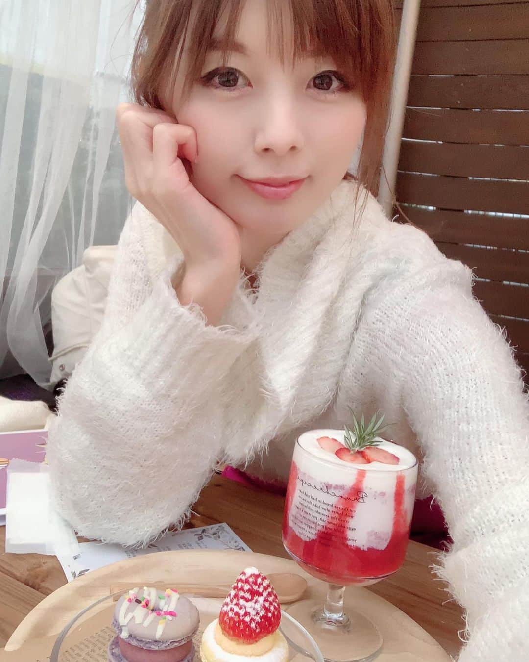 satomiさんのインスタグラム写真 - (satomiInstagram)「☕️\期間限定/☕️ * * 韓国マカロン専門店 @muun_seoul  が12月14日に原宿にてOPENしたので行ってきたよー🍓 * *pop up storeで食べてからはまっちゃった 太っちょマカロン😊💓 * * 韓国で流行ってるマカロン♡ 東京と京都でしか食べられないの🥺 * * 可愛いだけじゃなくて美味しい〜！ 何個でもイケちゃうし私は普通のマカロンより好き〜！ *  ______________________________ 📌東京都渋谷区神宮前３丁目２７−１５  FLAG F1 ______________________________ . . #マカロン  #トゥンカロン  #韓国マカロン  #韓国カフェ  #新大久保  #京都カフェ  #原宿カフェ  #ドーナツ  #ドーナッカロン  #뚱카롱  #macaron #sweets  #tokyo #harajuku  #muunseoul  #さとみのグルメ記録」12月15日 18時58分 - saatoomii47