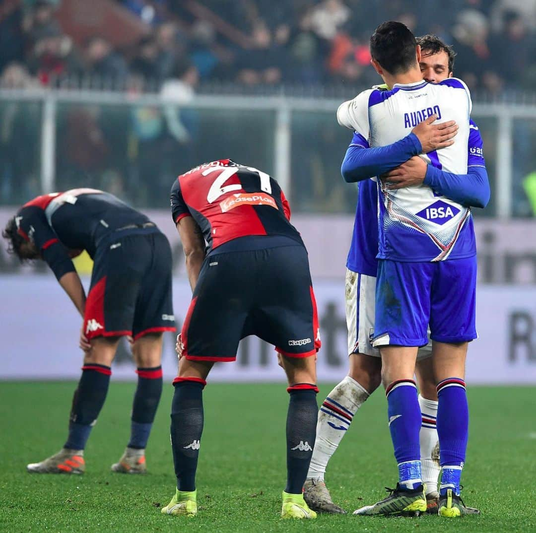 エミリオ・アウデロさんのインスタグラム写真 - (エミリオ・アウデロInstagram)「Quei colori magici... Alè la Samp!!! 😁🔵⚪️🔴⚫️⚪️🔵 #derbydellalanterna #forzasamp #happiness #together #stepbystep」12月15日 19時02分 - emil_audero