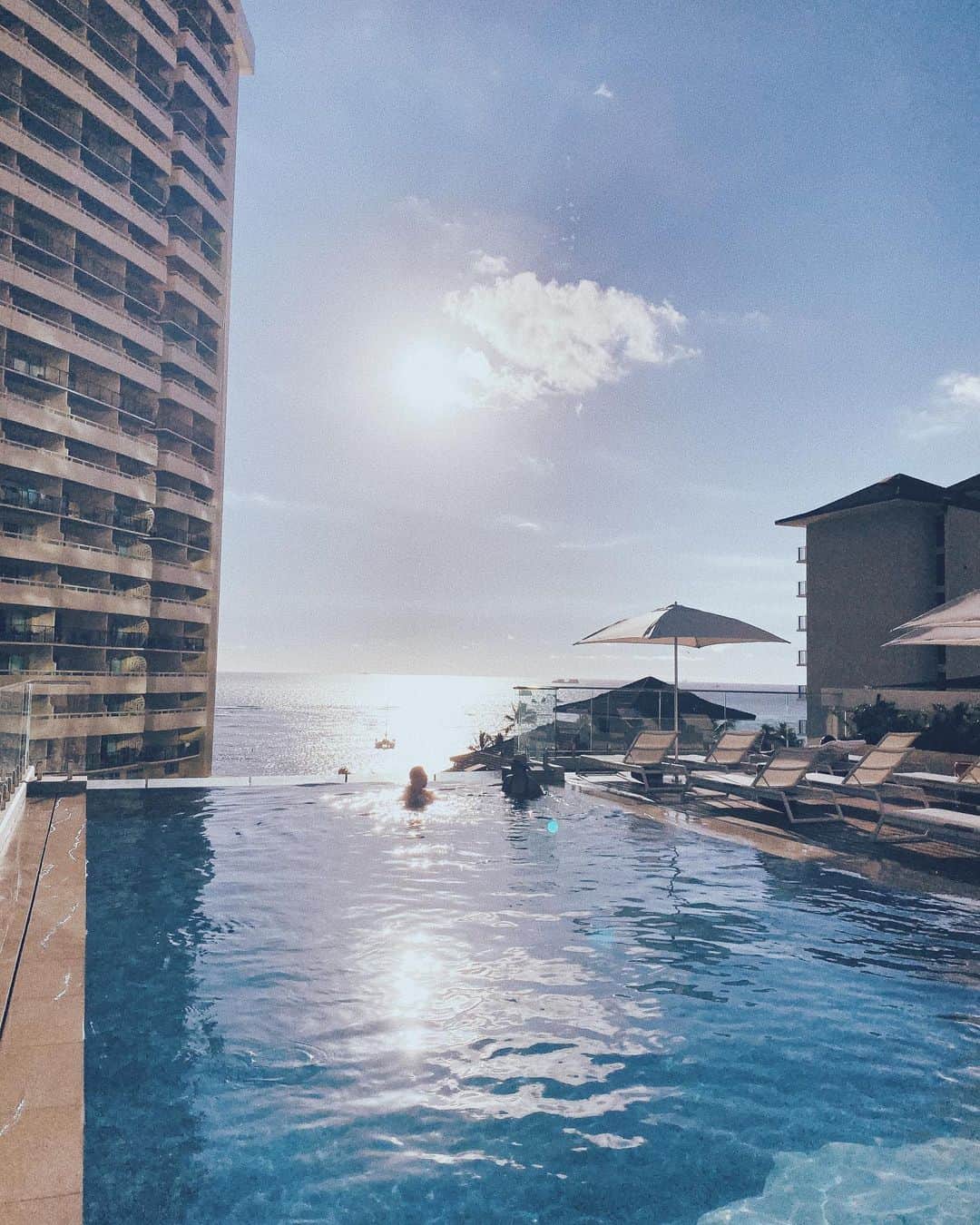 宮崎絹子さんのインスタグラム写真 - (宮崎絹子Instagram)「今回ハワイで宿泊したHalepuna Hotel🚿 大好きな ハレクラニプロデュースのホテルで、ワイキキのすごく便利な場所にあるし、 アメニティもすごく充実しててきれい✨ バスタブもあるから女性にもとてもオススメです！ ㅤㅤㅤㅤㅤㅤㅤㅤㅤㅤㅤㅤㅤ 朝起きて、一番最初に目に入る景色が、この綺麗なブルー。しあわせ💙 ㅤㅤㅤㅤㅤㅤㅤㅤㅤㅤㅤㅤㅤ そして、ハレクラニの前のビーチはパワースポットで、前回ハワイに来た時もわざわざ海を泳ぎにきたくらい！ 朝のお散歩にもぴったりだよ！ みんなのハワイ旅の参考にしてね🌴 @halepunawaikiki @halepuna.japan #ハレプナ #babykiy_hawaii」12月15日 19時02分 - babykiy