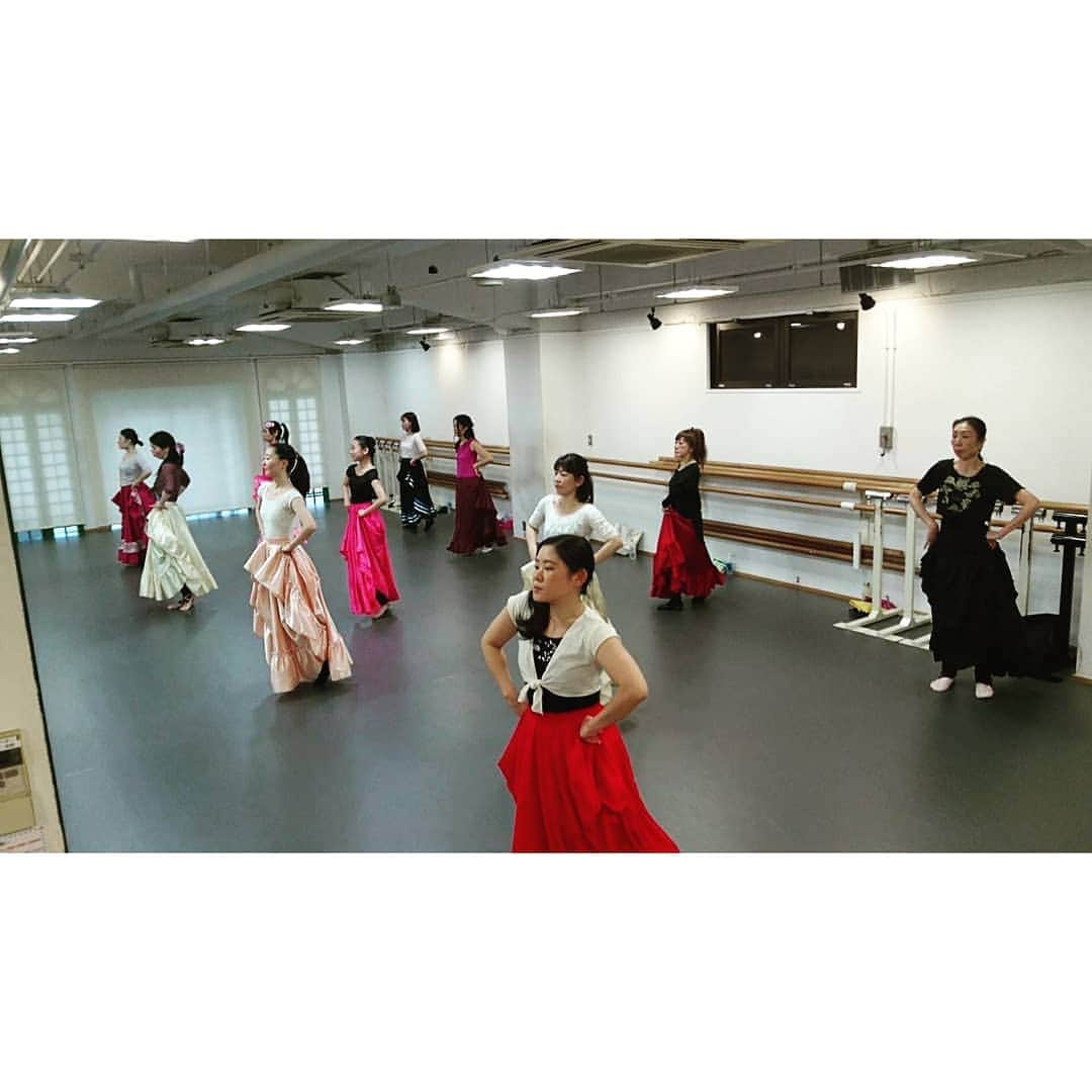 風花舞さんのインスタグラム写真 - (風花舞Instagram)「Chacott(日)ダンスplus、本日も終了しました。ご参加くださった皆さん、ありがとうございました。  今年最後のナンバー1回目。 飛んだり跳ねたりする振りはありませんが、地味に運動量があるナンバーです。 軽い感じにならないように、足が必要以上に浮かないように地に足つけて、 大人っぽく美しく妖艶に踊ってもらえたら嬉しいです。 来週この続きを少し進んで、頭からおさらいします。  来週はChacott(日)ダンスplus、今年1年の踊り納めです。 楽しんで踊りましょう♪  事前予約制のクラスですので、Chacott渋谷スタジオにご予約お願いします☎️ 来週からのご参加でも大丈夫です。 持ち物、曲名などはご予約の際にスタッフにお尋ねください ※IGTVに動画2本あげています。  #Chacott#渋谷スタジオ#毎週#日曜日#ダンスplus#宝塚#ミュージカル#シアターダンス#ダンス#レッスン#クラス#dance#lesson#class#動画#IGTV#ロングフレアースカート#風花舞」12月15日 19時11分 - kazahanamai_official